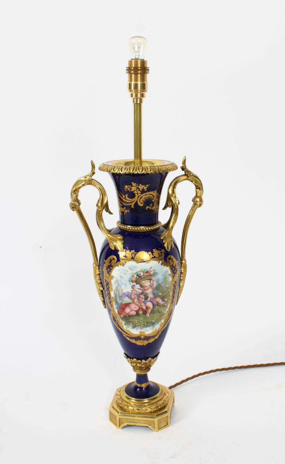 Ancienne lampe de table en porcelaine de Sèvres bleue, dorée et orfévrée 19ème siècle en vente 1
