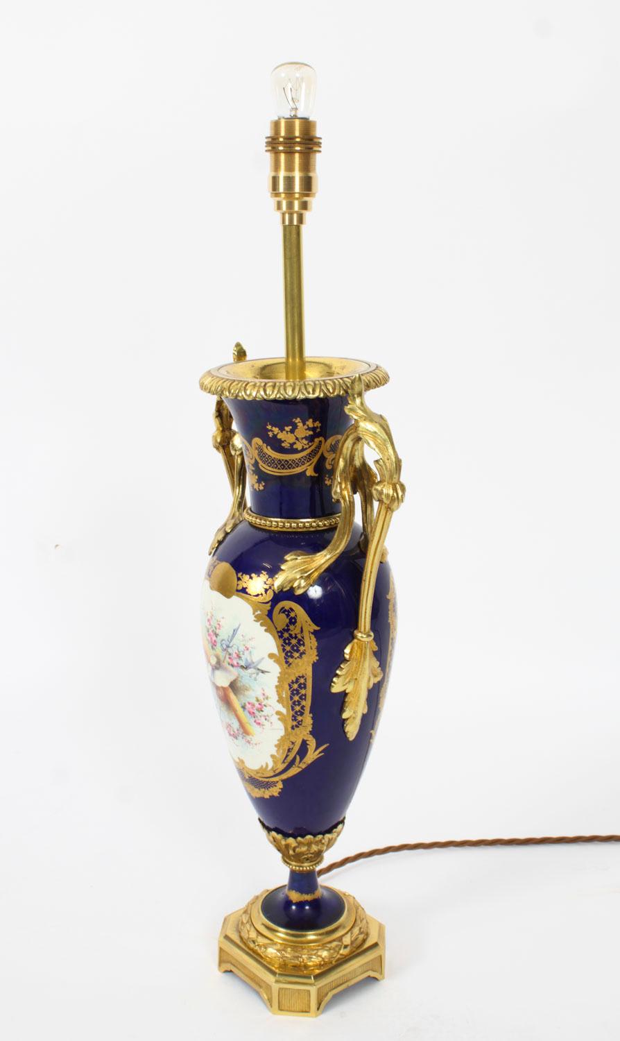 Ancienne lampe de table en porcelaine de Sèvres bleue, dorée et orfévrée 19ème siècle en vente 2