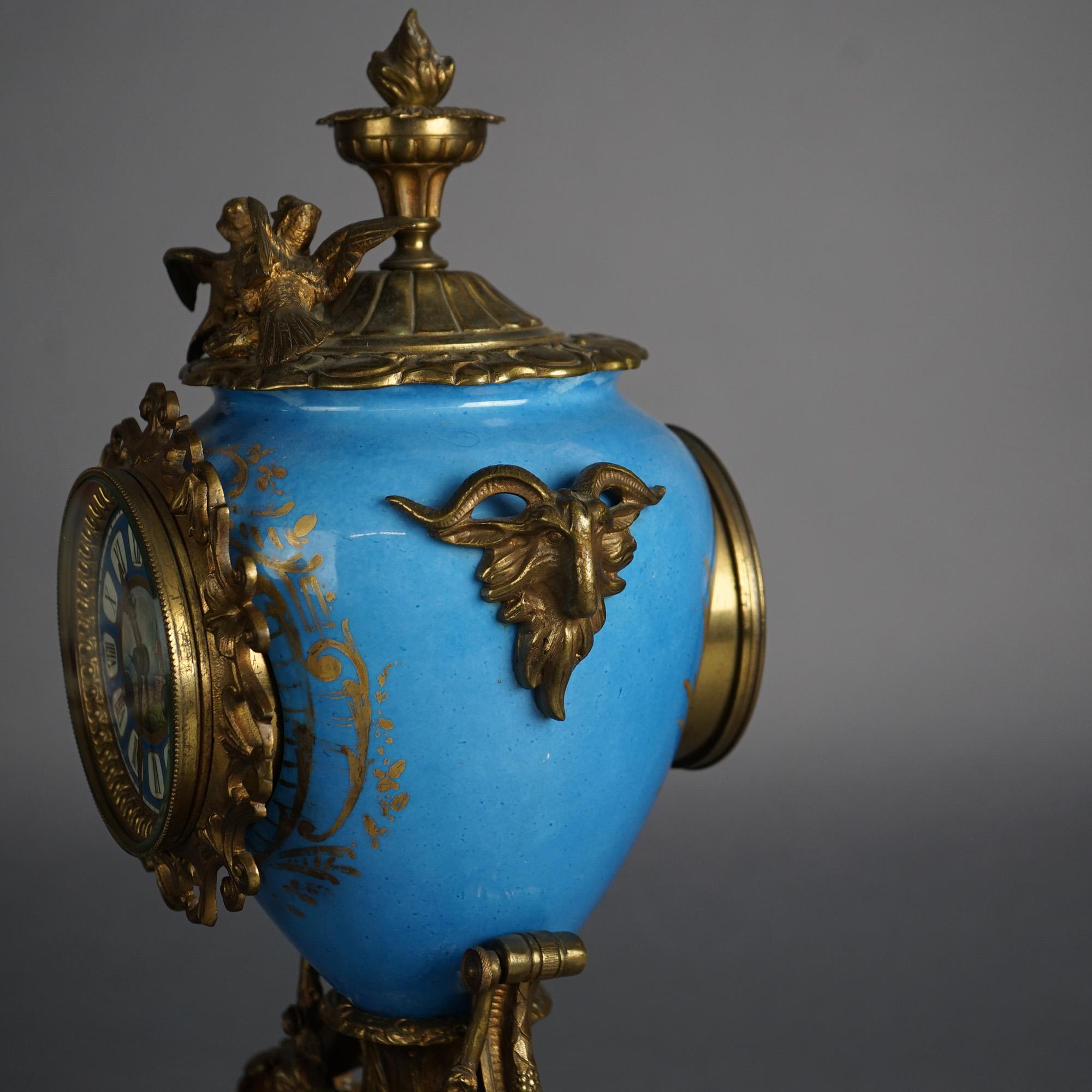 Pendule de cheminée ancienne en porcelaine de Sèvres et chérubin figuratif en bronze coulé C1880 en vente 10