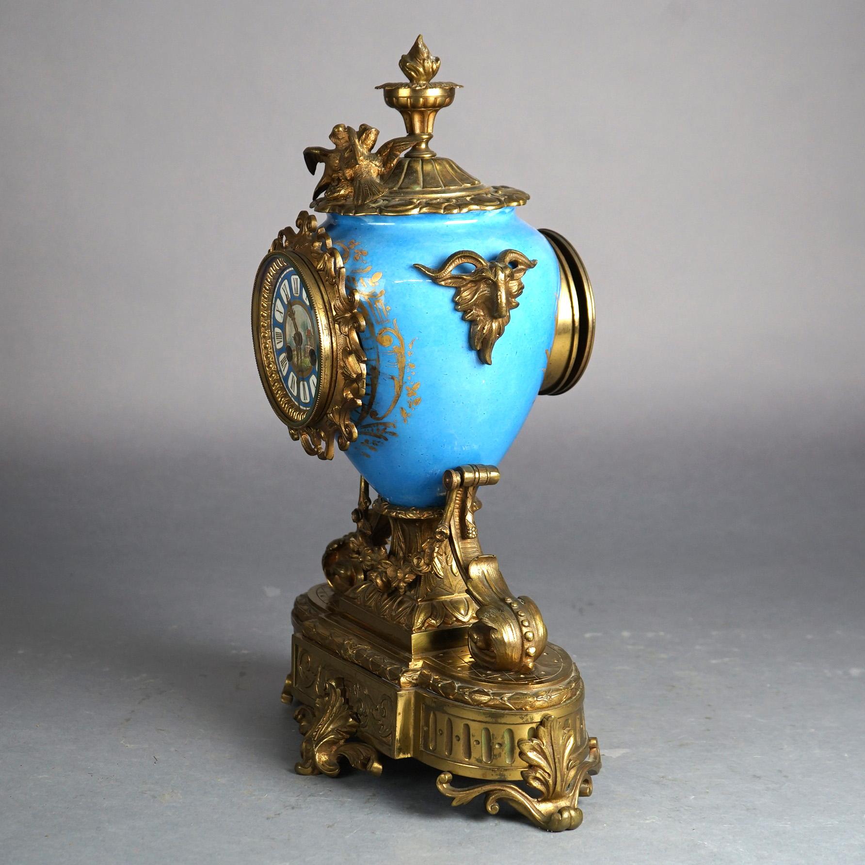 Pendule de cheminée ancienne en porcelaine de Sèvres et chérubin figuratif en bronze coulé C1880 en vente 1