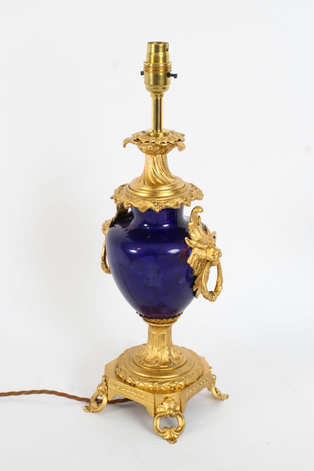 Antigua Lámpara de Sobremesa de Ormolu Azul Real de Porcelana de Sevres Siglo XIX en venta 4