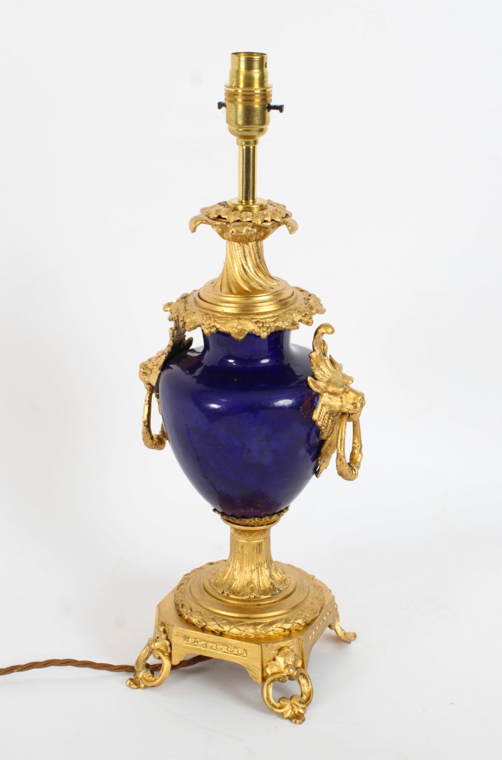 Antigua Lámpara de Sobremesa de Ormolu Azul Real de Porcelana de Sevres Siglo XIX en venta 5