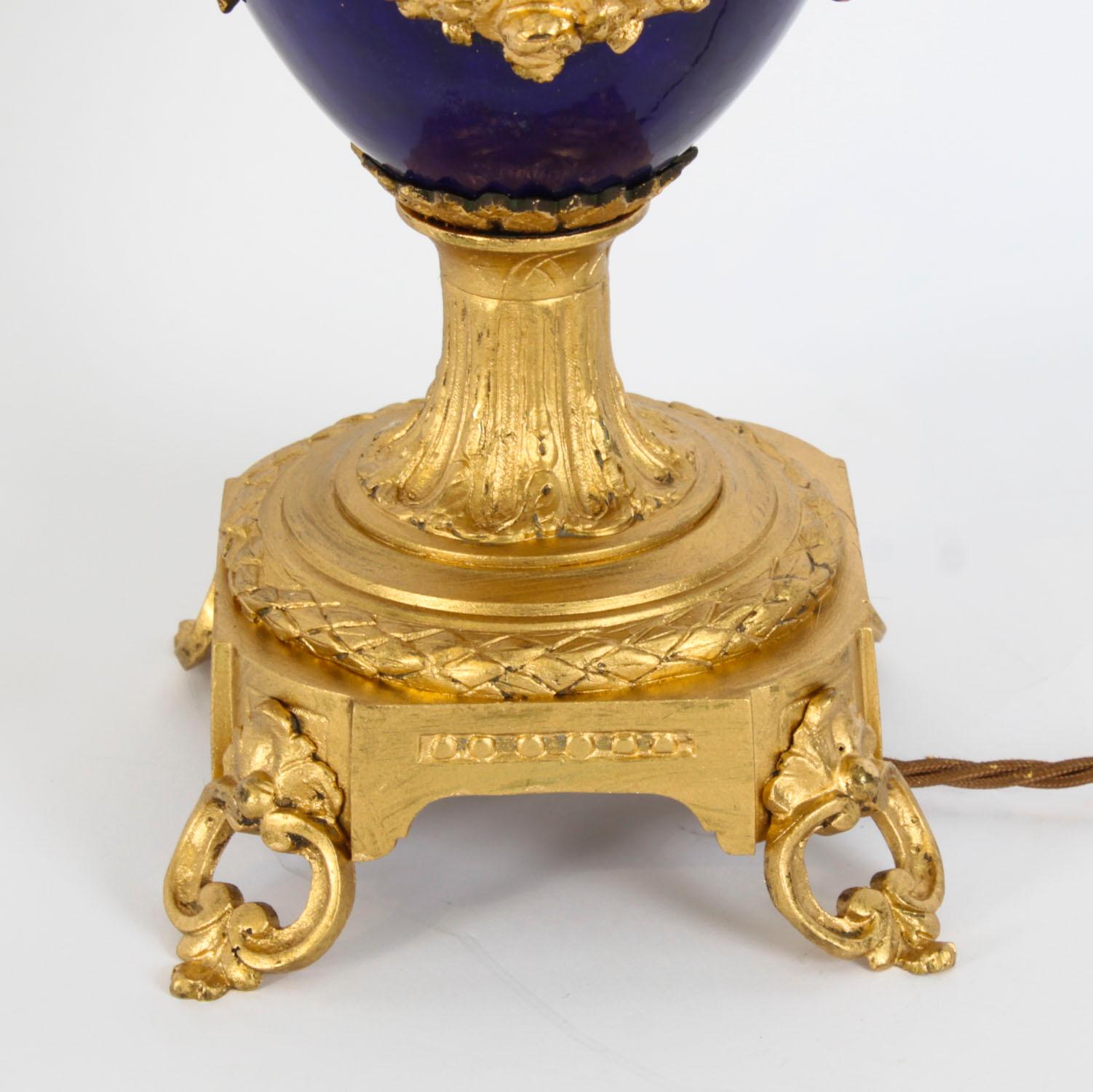 Antigua Lámpara de Sobremesa de Ormolu Azul Real de Porcelana de Sevres Siglo XIX en venta 7