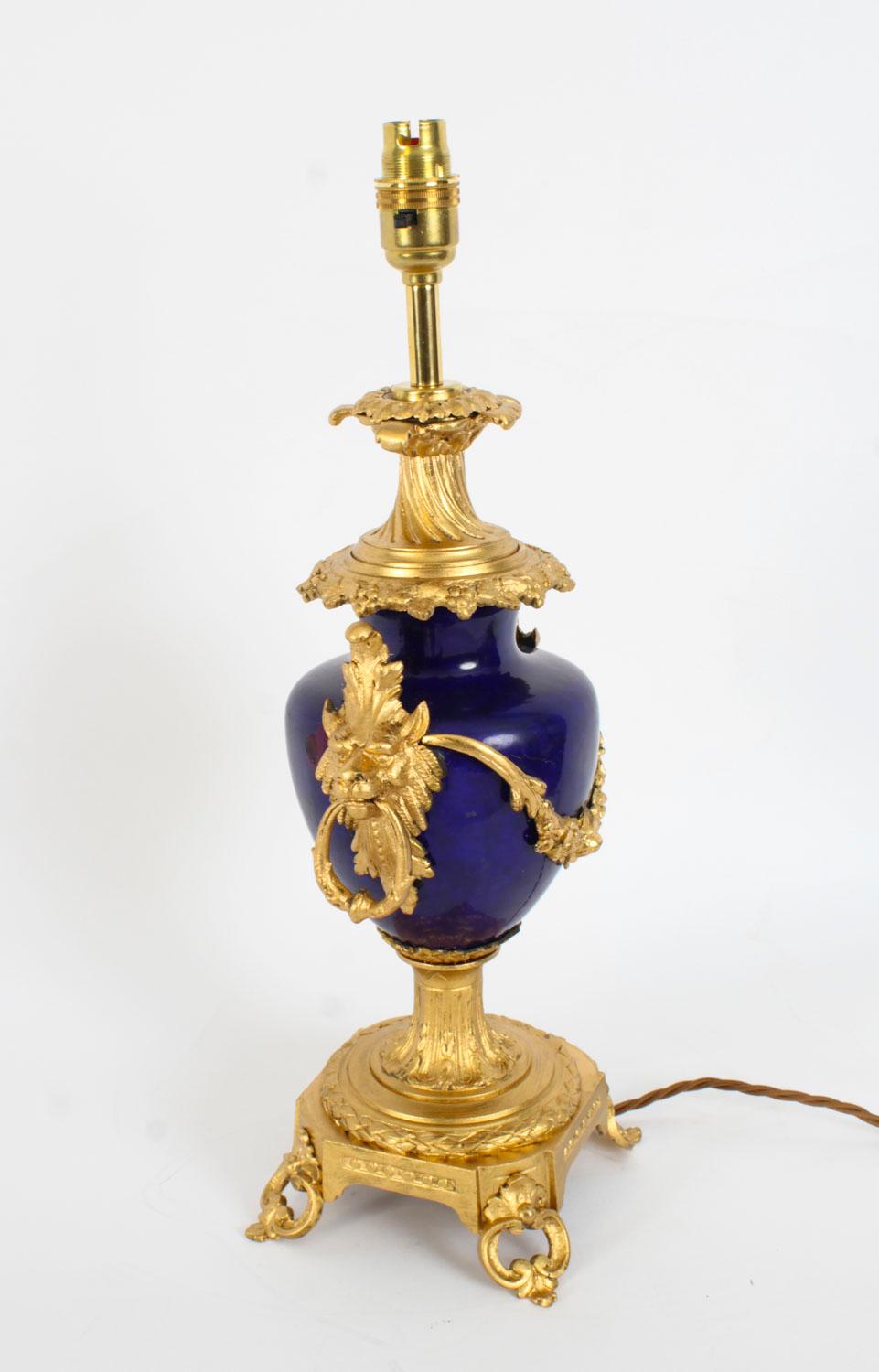 Se trata de un impresionante jarrón antiguo francés de estilo Sevres 