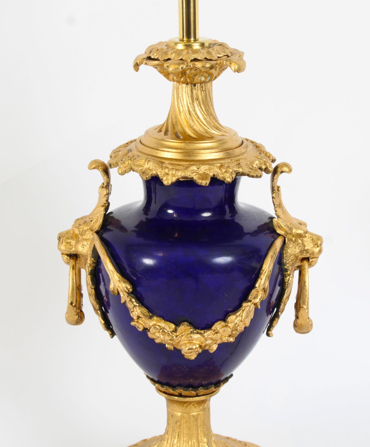 Antigua Lámpara de Sobremesa de Ormolu Azul Real de Porcelana de Sevres Siglo XIX Luis XVI en venta