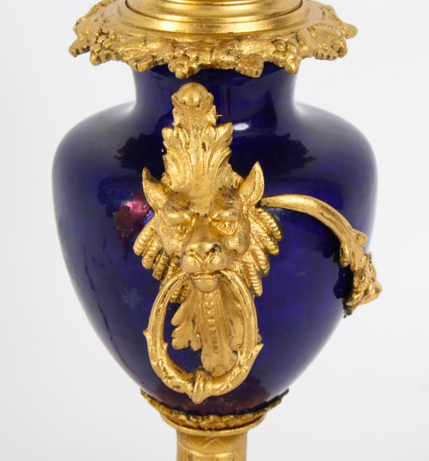 Antigua Lámpara de Sobremesa de Ormolu Azul Real de Porcelana de Sevres Siglo XIX Francés en venta