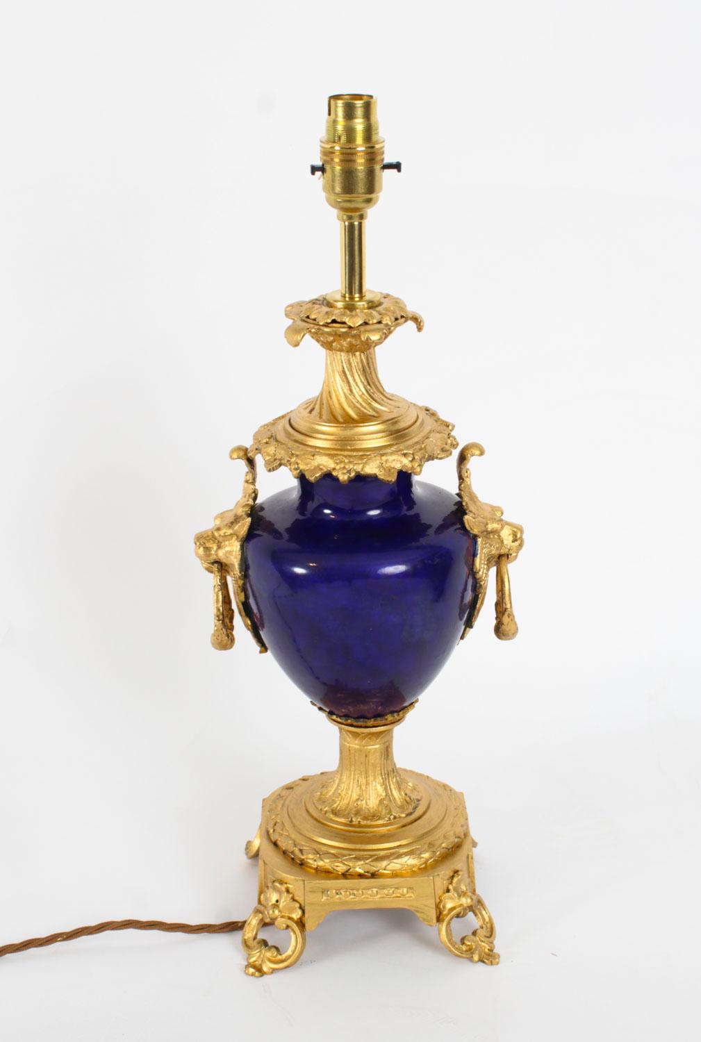 Antigua Lámpara de Sobremesa de Ormolu Azul Real de Porcelana de Sevres Siglo XIX siglo XIX en venta