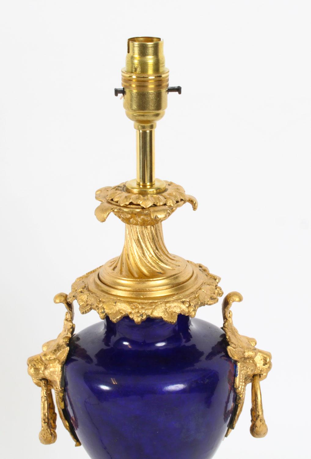 Antigua Lámpara de Sobremesa de Ormolu Azul Real de Porcelana de Sevres Siglo XIX en venta 1
