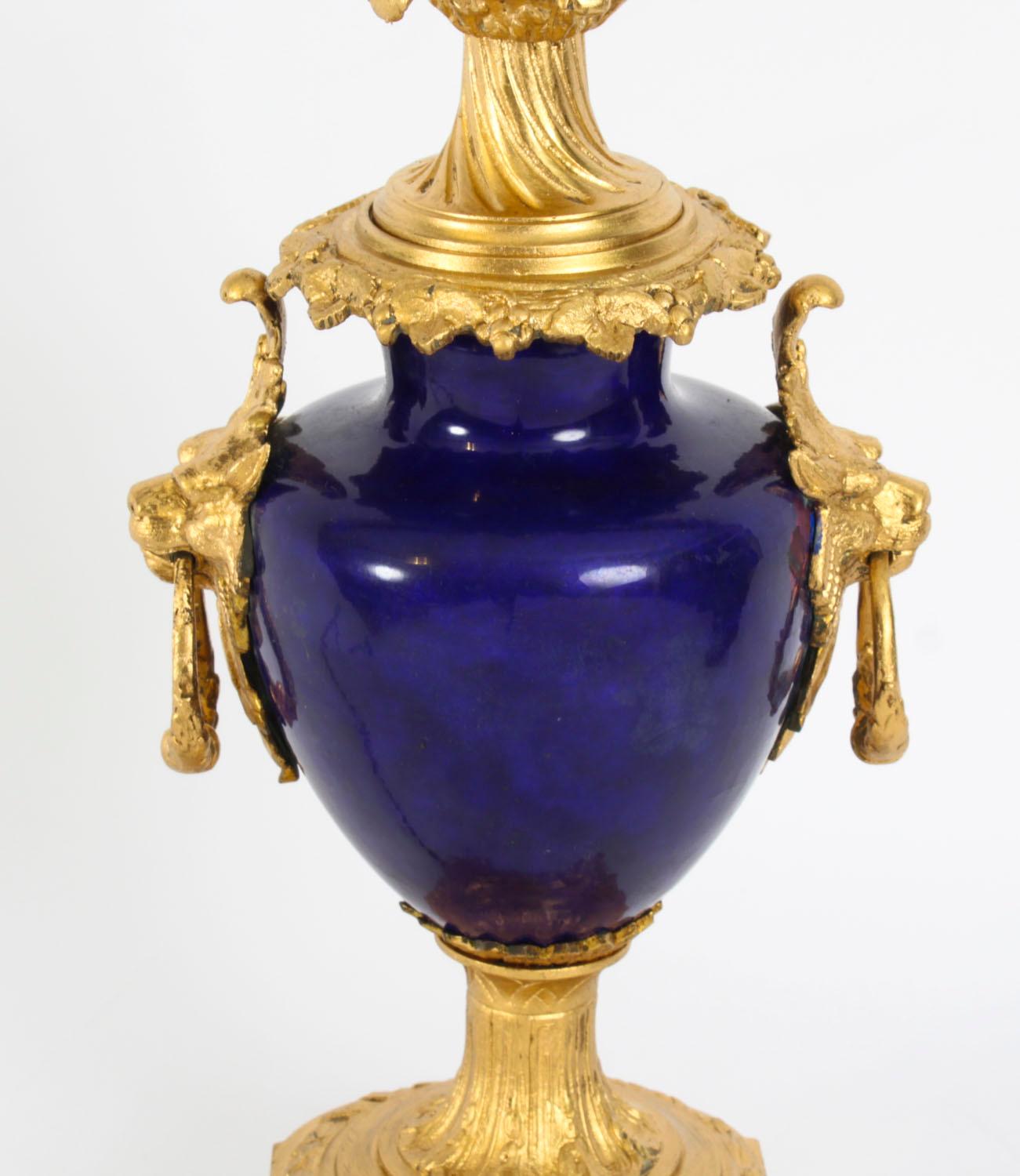 Antigua Lámpara de Sobremesa de Ormolu Azul Real de Porcelana de Sevres Siglo XIX en venta 2