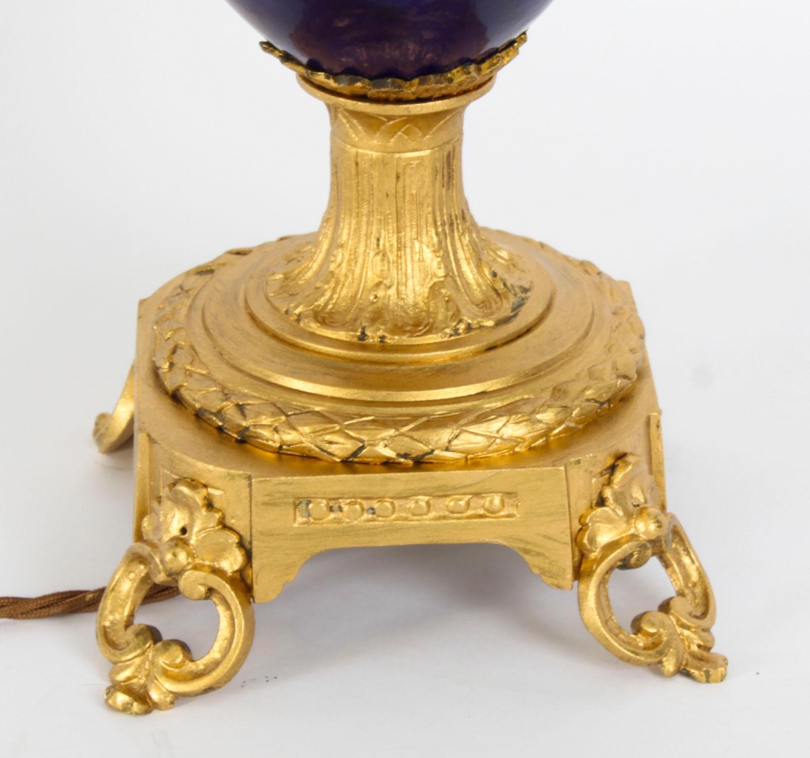 Antigua Lámpara de Sobremesa de Ormolu Azul Real de Porcelana de Sevres Siglo XIX en venta 3