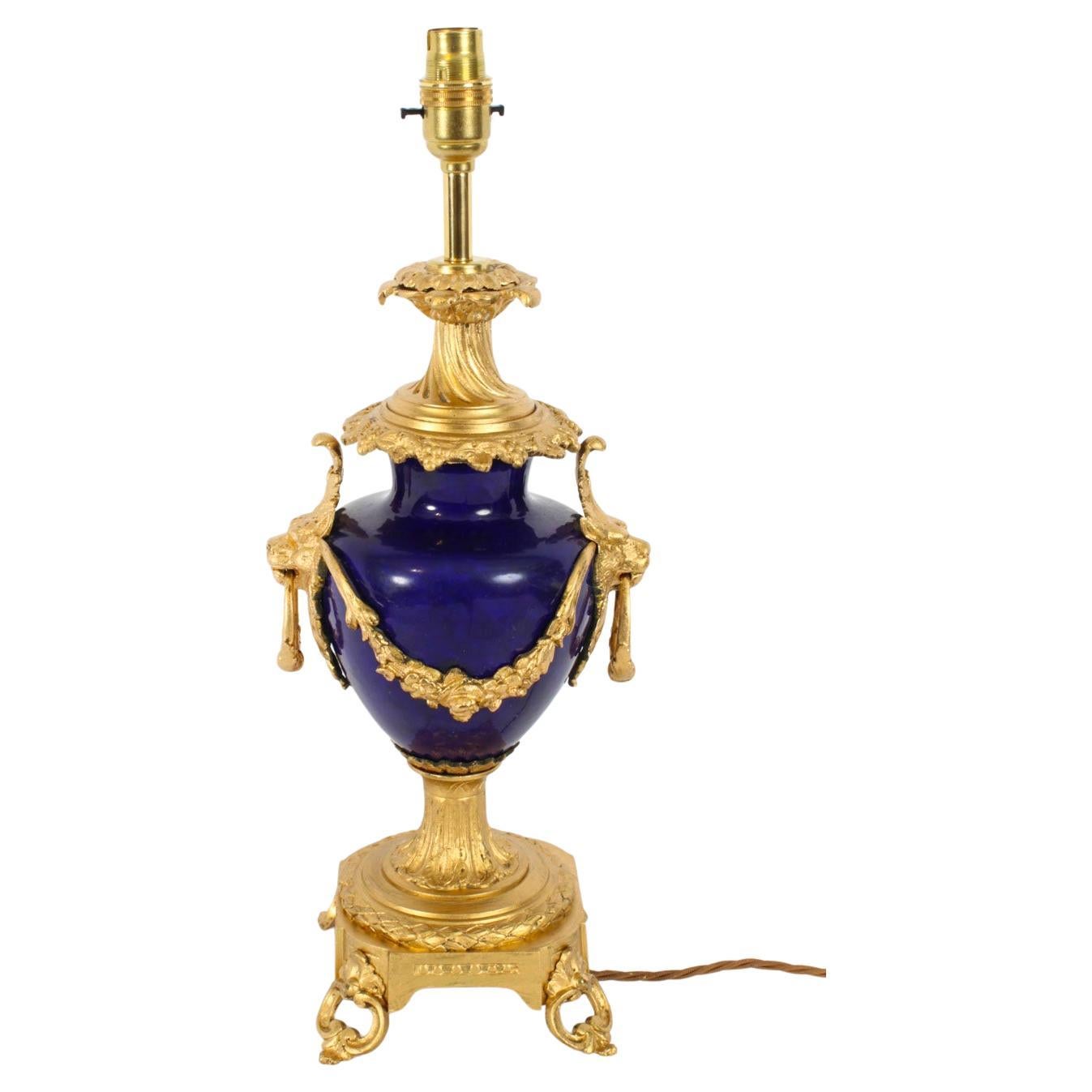 Lampe de table antique en porcelaine de Sèvres bleu royal et bronze doré 19e siècle