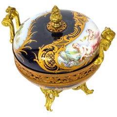 Ancienne urne pot-pourri en porcelaine de Sèvres Royal Bleu estampillée:: 1846:: 19ème siècle