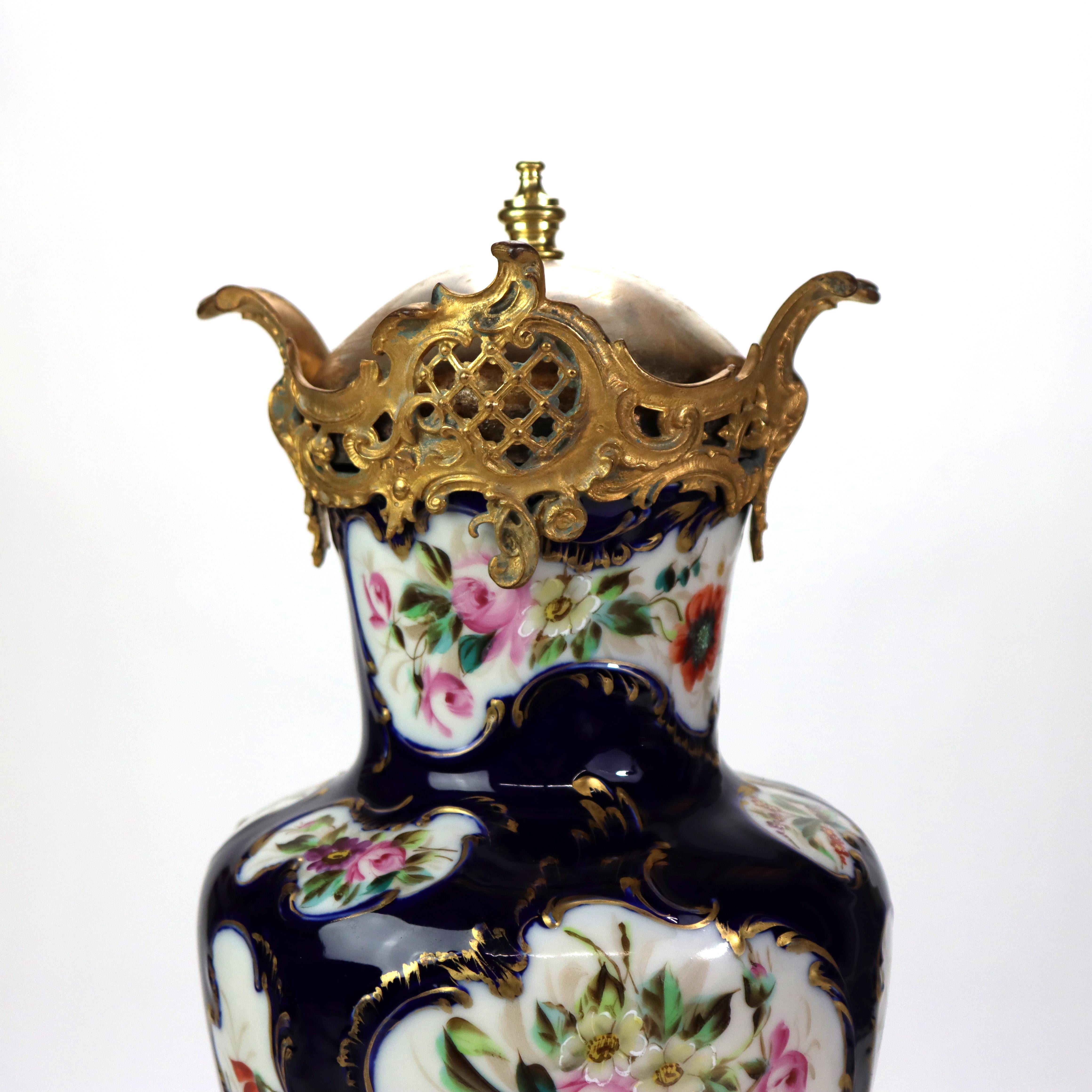Ancienne Urne couverte en porcelaine cobalt et dorée de l'école de Sèvres C1890
Mesures - 20,5 