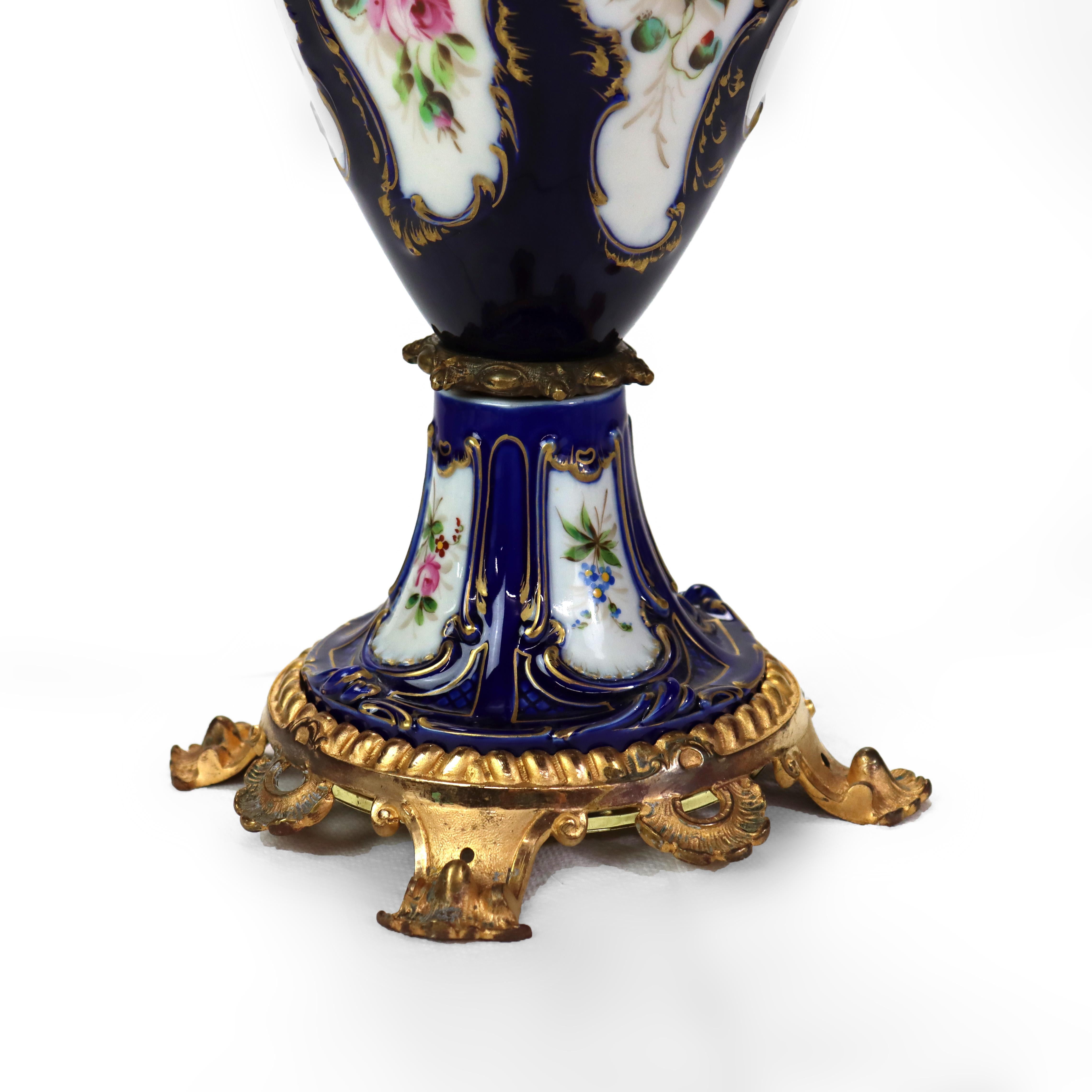 XIXe siècle Ancienne Urne couverte en porcelaine cobalt et dorée de l'école de Sèvres C1890 en vente