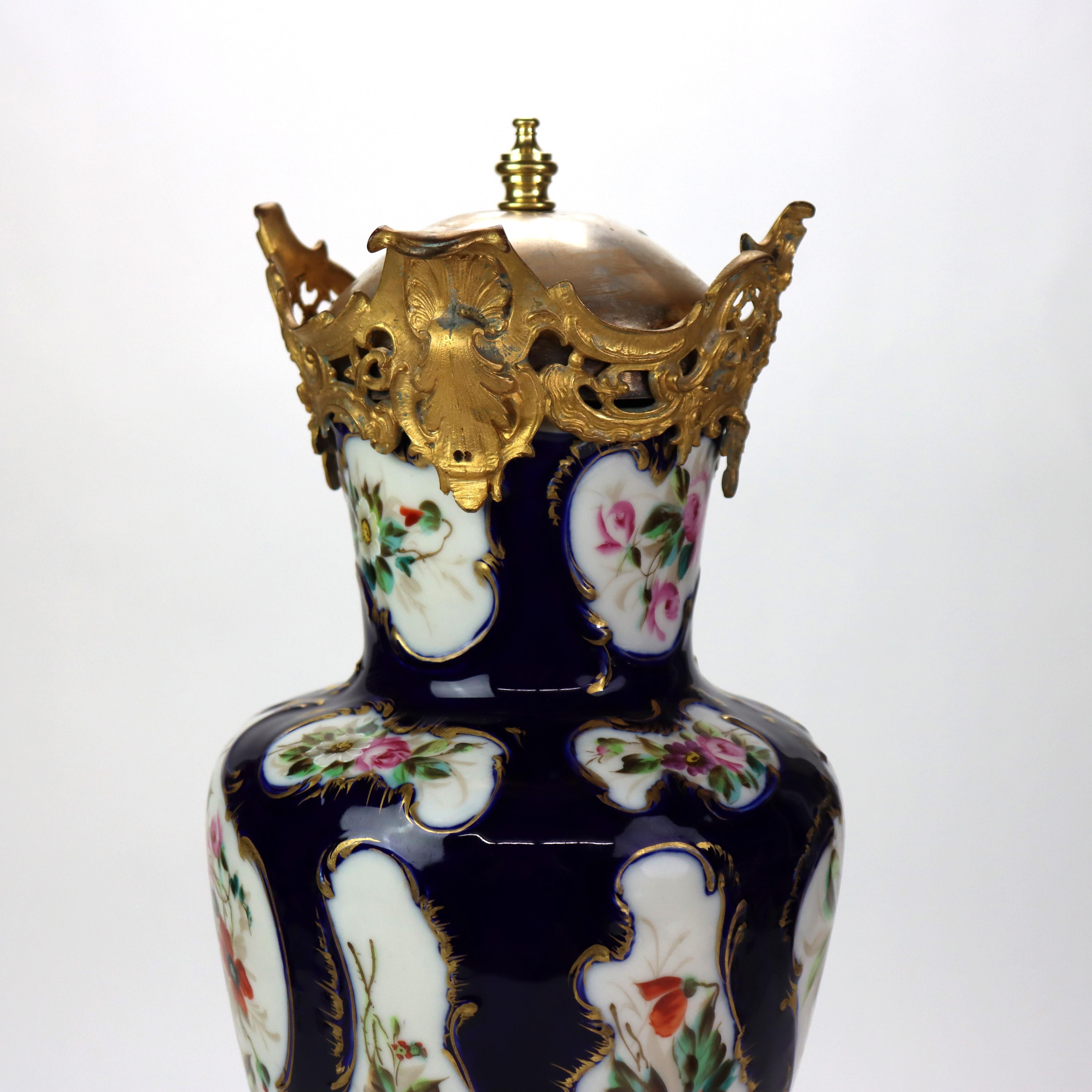 Ancienne Urne couverte en porcelaine cobalt et dorée de l'école de Sèvres C1890 en vente 1