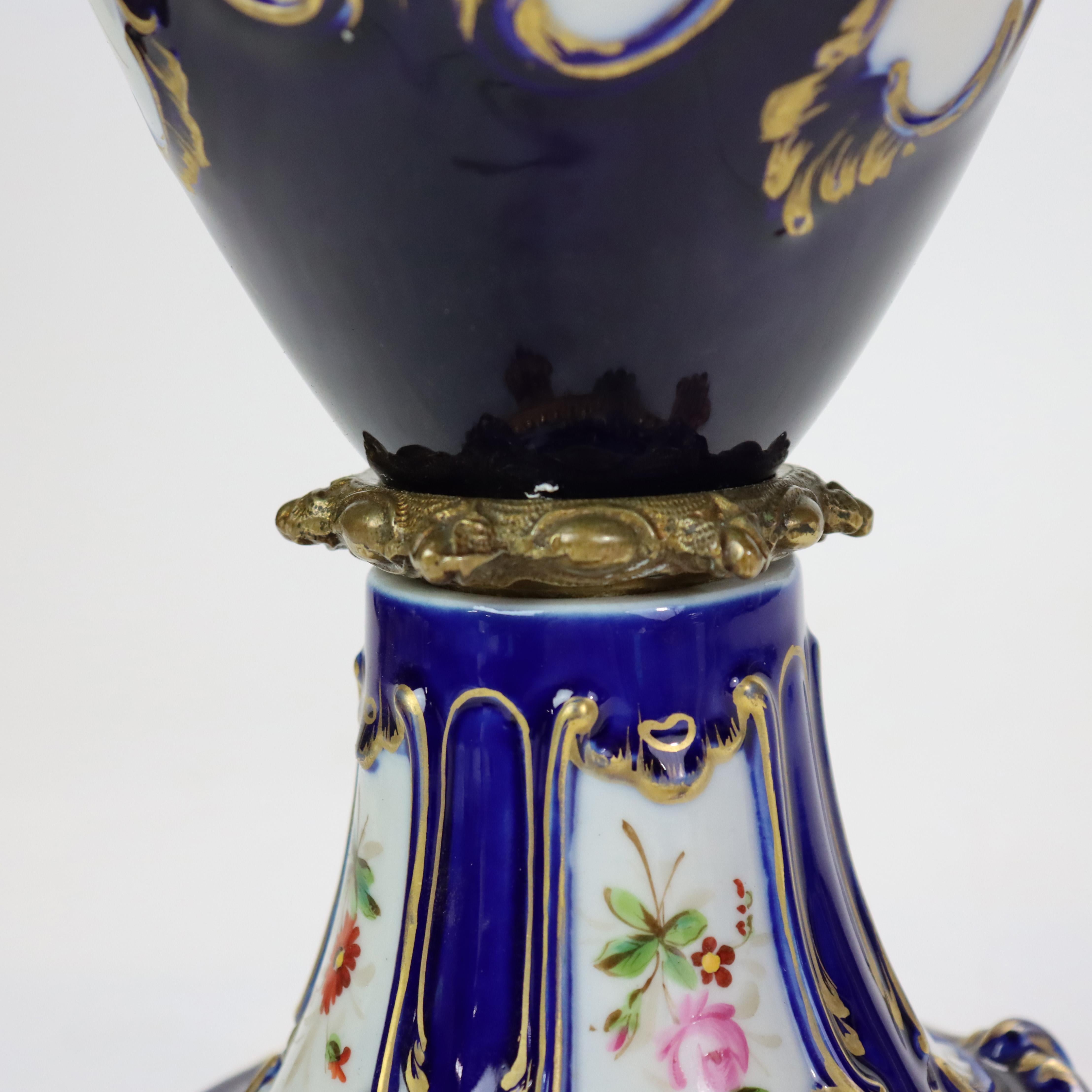 Ancienne Urne couverte en porcelaine cobalt et dorée de l'école de Sèvres C1890 en vente 3