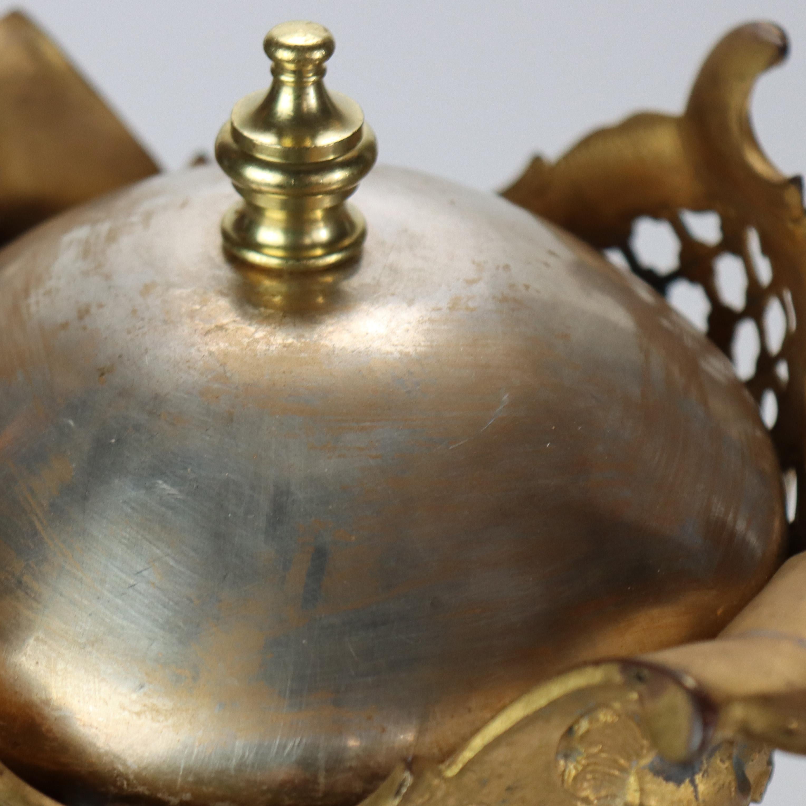 Ancienne Urne couverte en porcelaine cobalt et dorée de l'école de Sèvres C1890 en vente 4