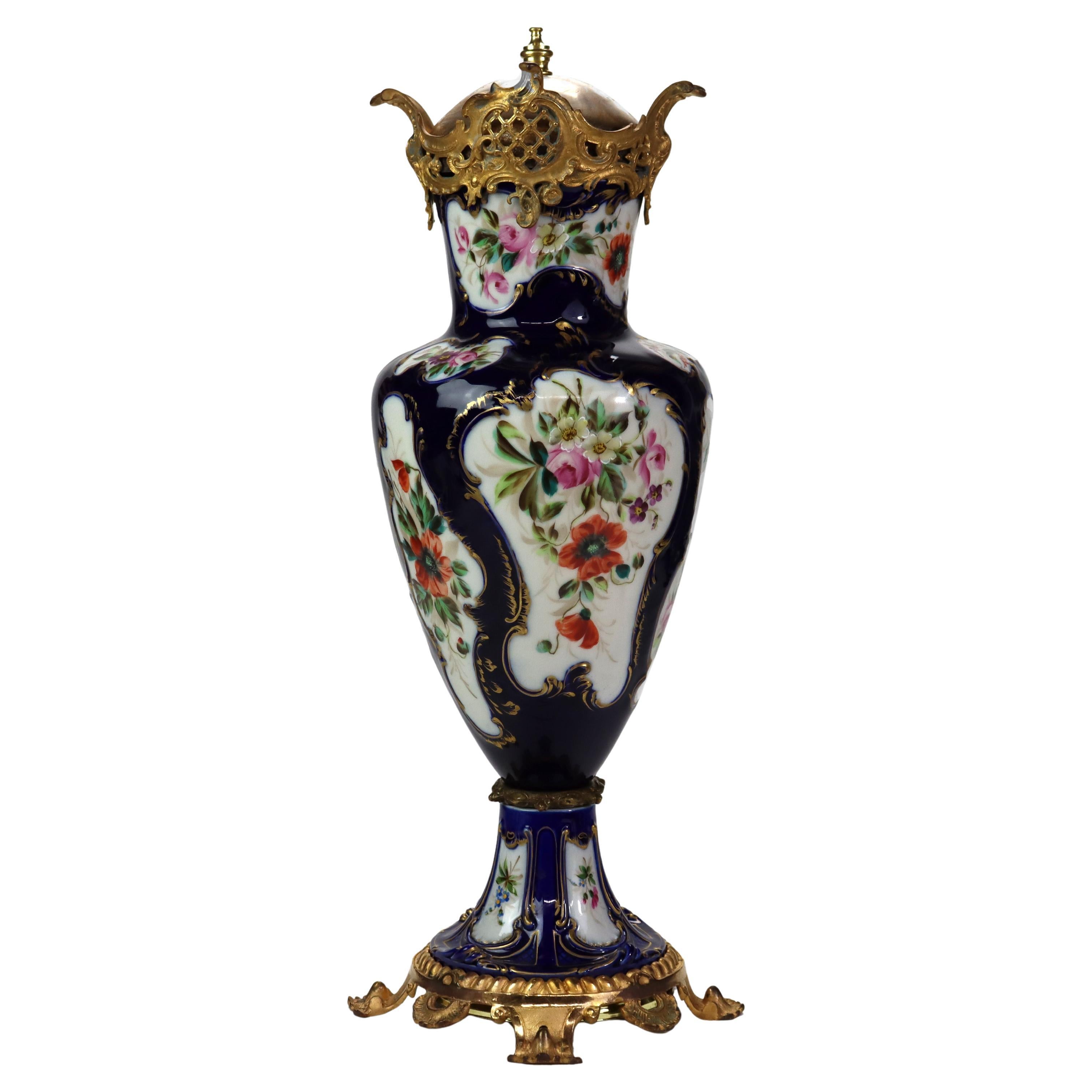 Ancienne Urne couverte en porcelaine cobalt et dorée de l'école de Sèvres C1890