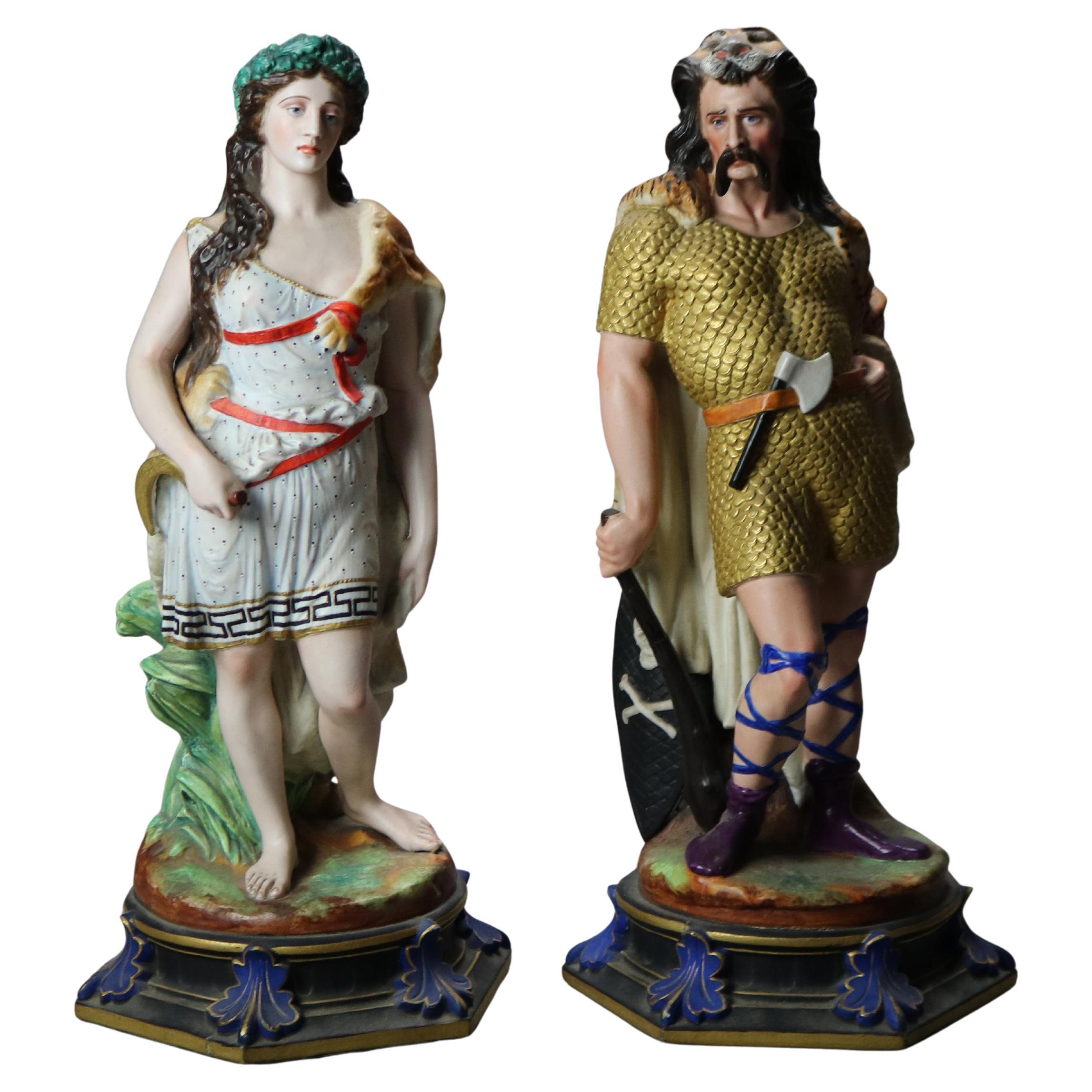 Antiguas Figuras de Hombre y Mujer de Porcelana Clásica Pintadas a Mano de la Escuela de Sevres
