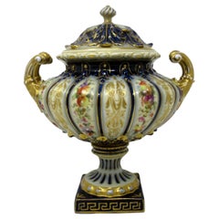 Antique Sèvres Style Allemand Rudolstadt Vase peint à la main Centre de table Urne Macys