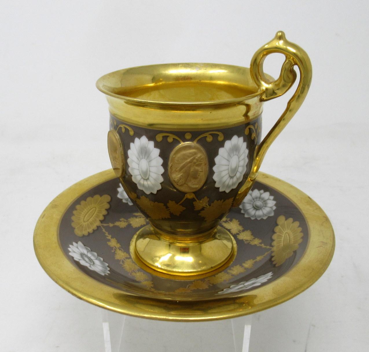 Eine außergewöhnliche Teetasse aus französischem Pariser Porzellan, komplett mit dem originalen Unterteller, von hervorragender Qualität. Erstes Viertel des neunzehnten Jahrhunderts.

Exquisit bemalt mit klassischen monochromen Ovalen im Wechsel