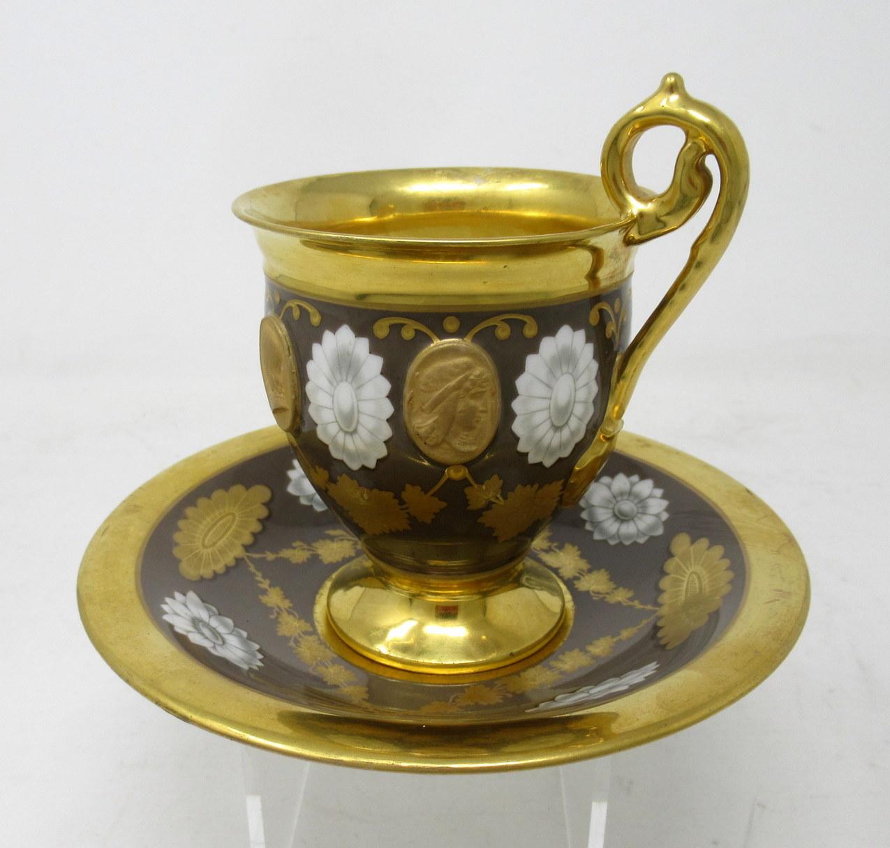 Regency Tasse à thé antique en porcelaine dorée de style Sèvres de Paris, soucoupe Alexander Great Dante en vente