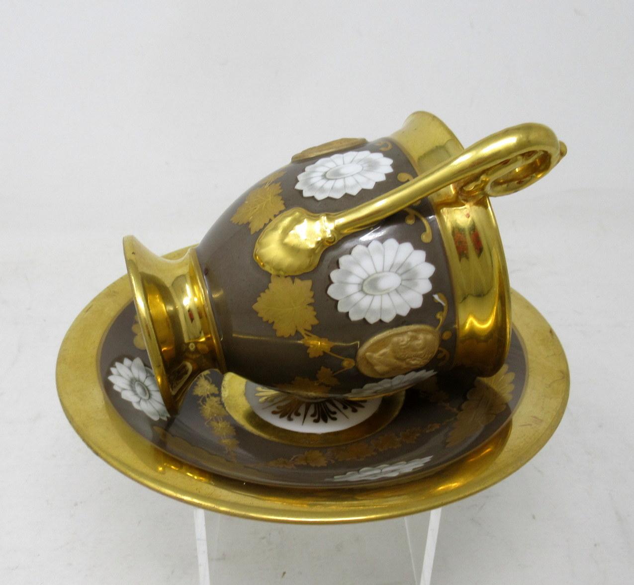 Autrichien Tasse à thé antique en porcelaine dorée de style Sèvres de Paris, soucoupe Alexander Great Dante en vente