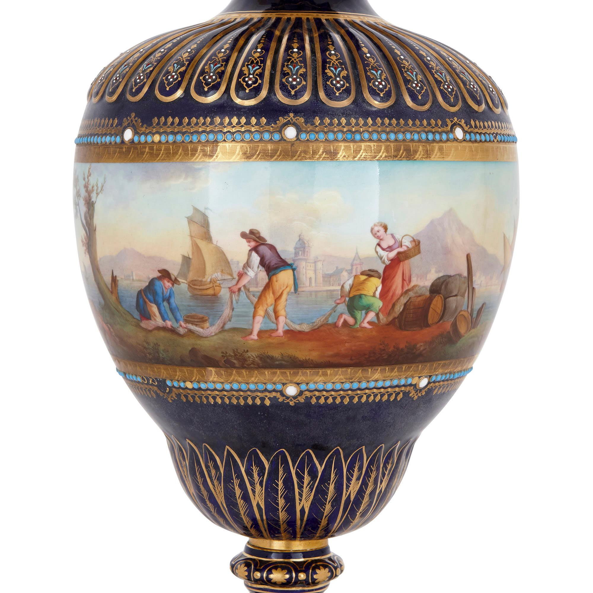 Antike Vase aus Porzellan und vergoldeter Bronze im Sèvres-Stil mit Marine-Motiv (Napoleon III.) im Angebot