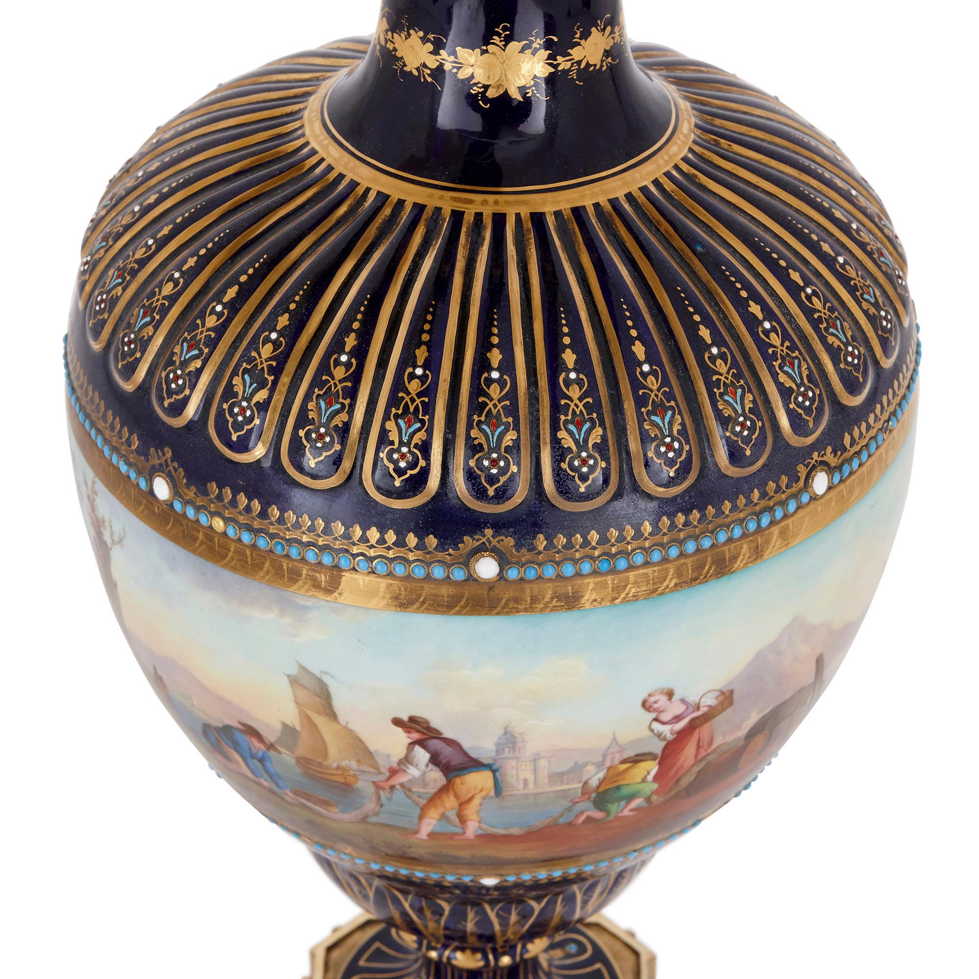 Antike Vase aus Porzellan und vergoldeter Bronze im Sèvres-Stil mit Marine-Motiv (Französisch) im Angebot