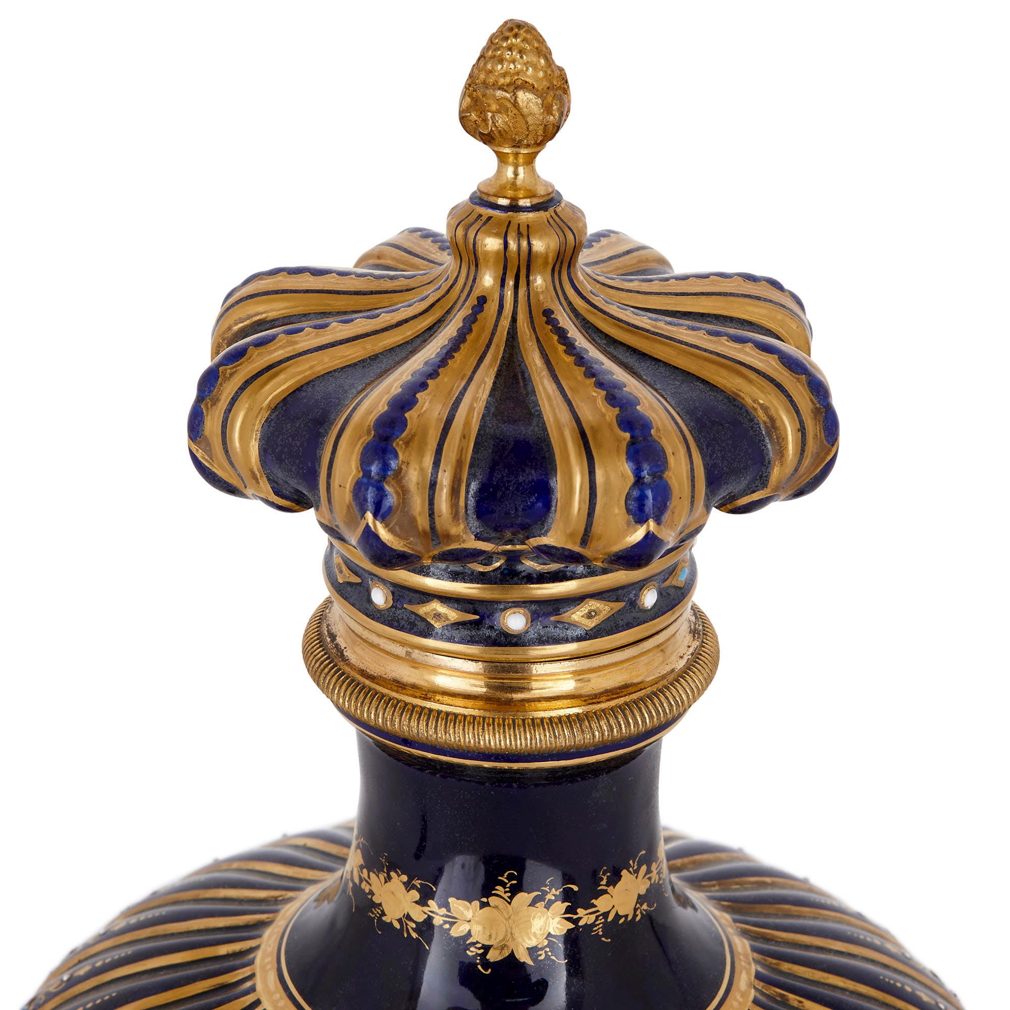 Antike Vase aus Porzellan und vergoldeter Bronze im Sèvres-Stil mit Marine-Motiv (Handbemalt) im Angebot