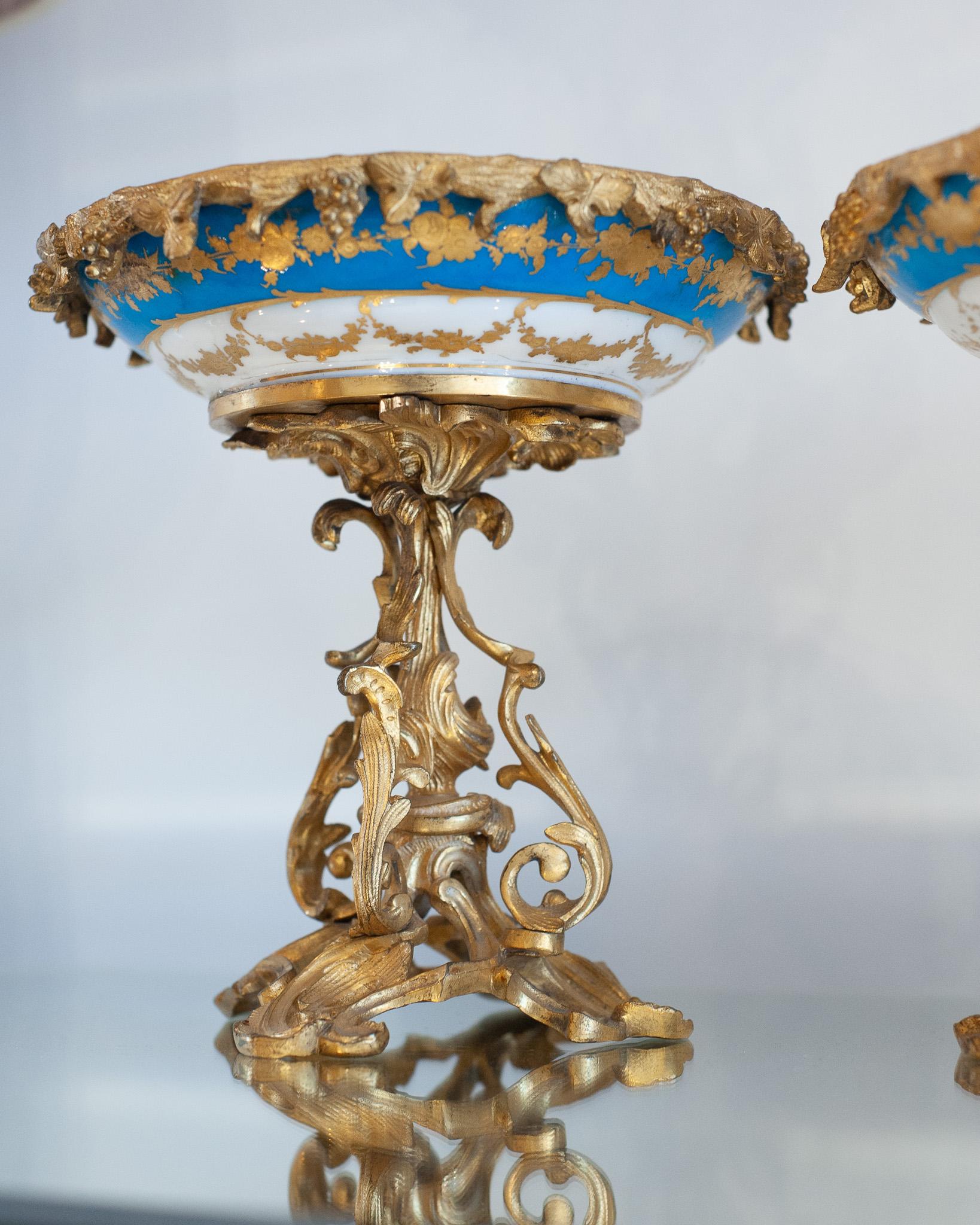 Francese Antichi vassoi in porcellana di Sévres con piedini in bronzo dorato in vendita
