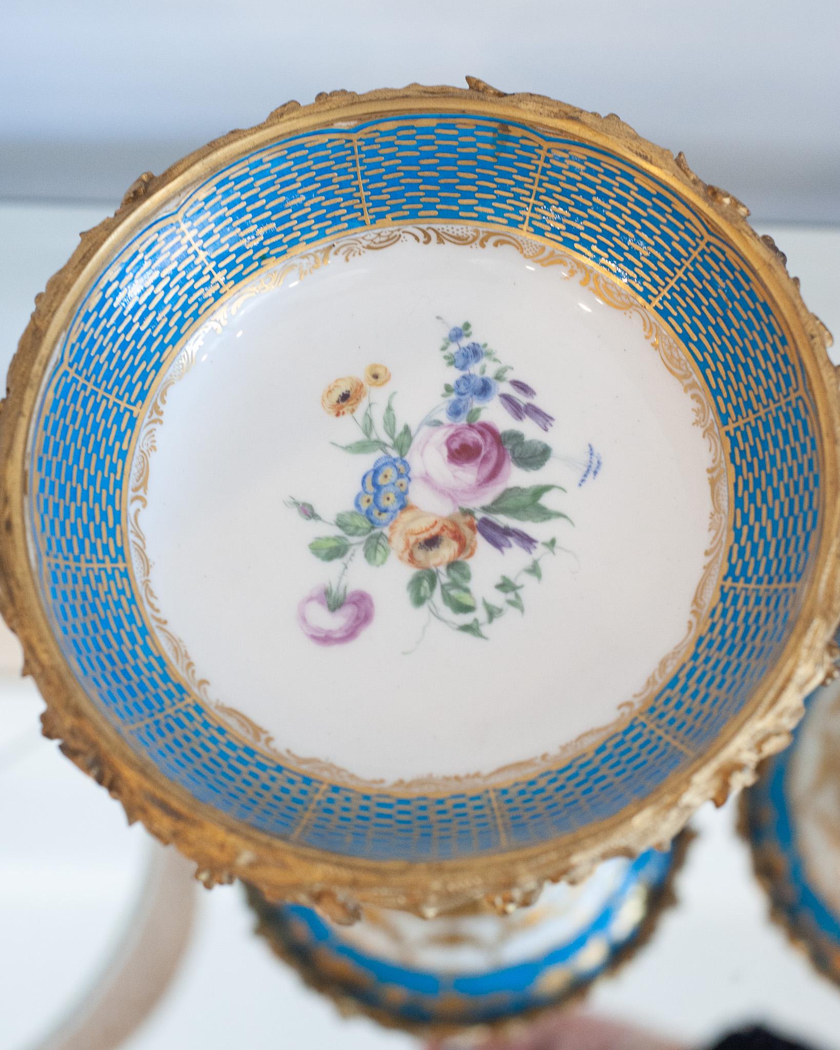 XX secolo Antichi vassoi in porcellana di Sévres con piedini in bronzo dorato in vendita