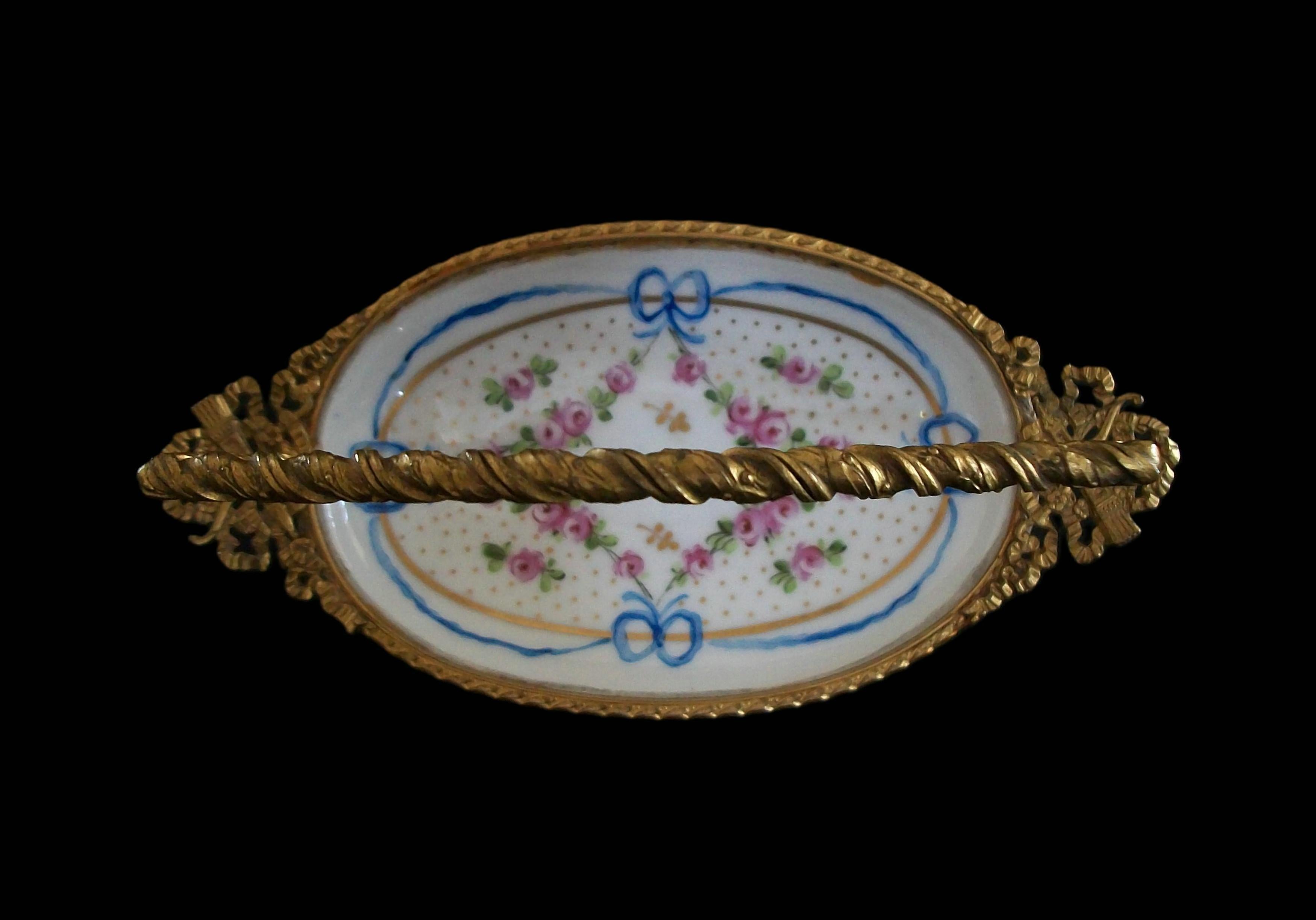 Antico cestino in porcellana e bronzo dorato in stile Sèvres - Francia - Fine XIX secolo in vendita 3