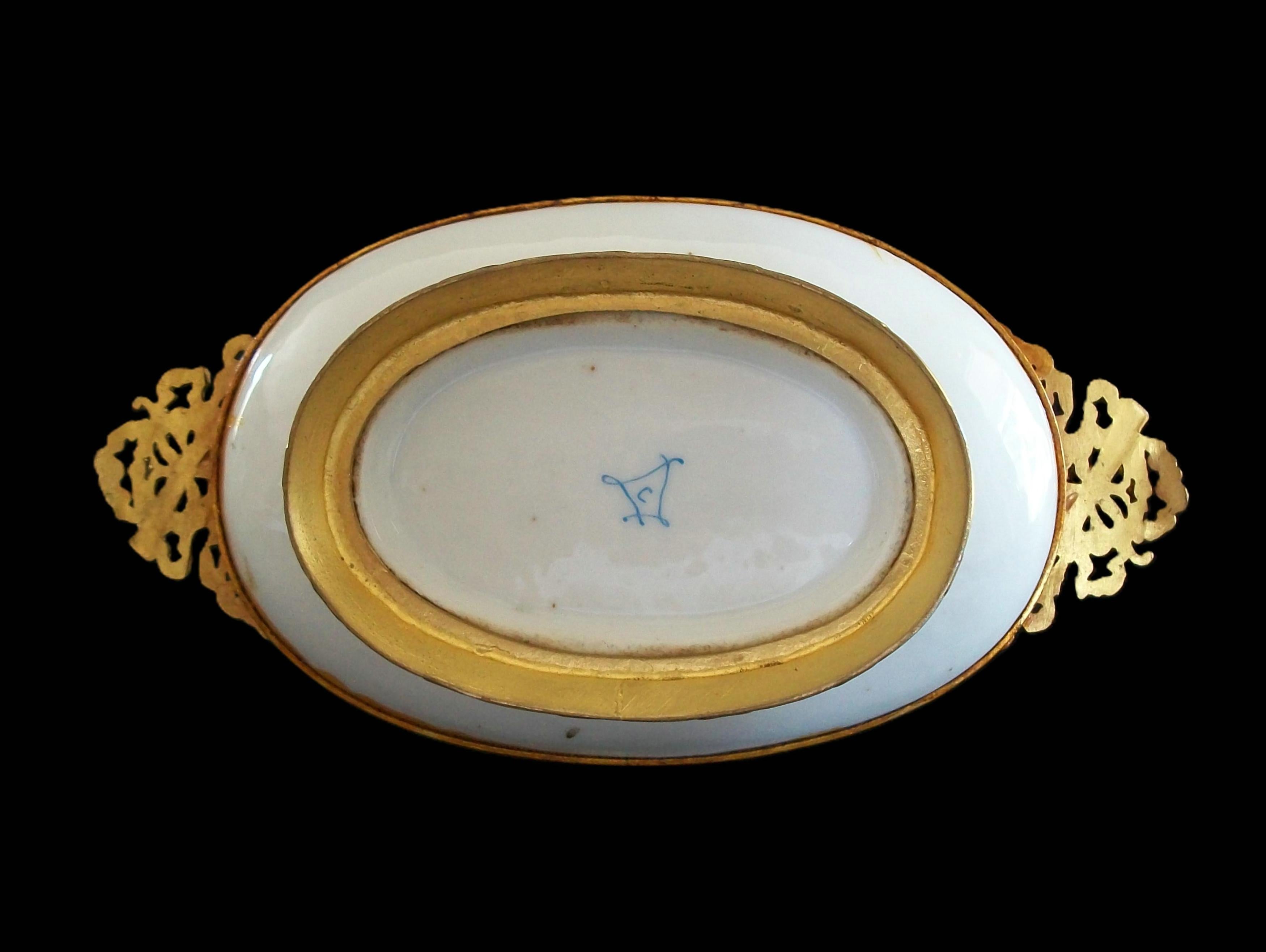 Antico cestino in porcellana e bronzo dorato in stile Sèvres - Francia - Fine XIX secolo in vendita 4