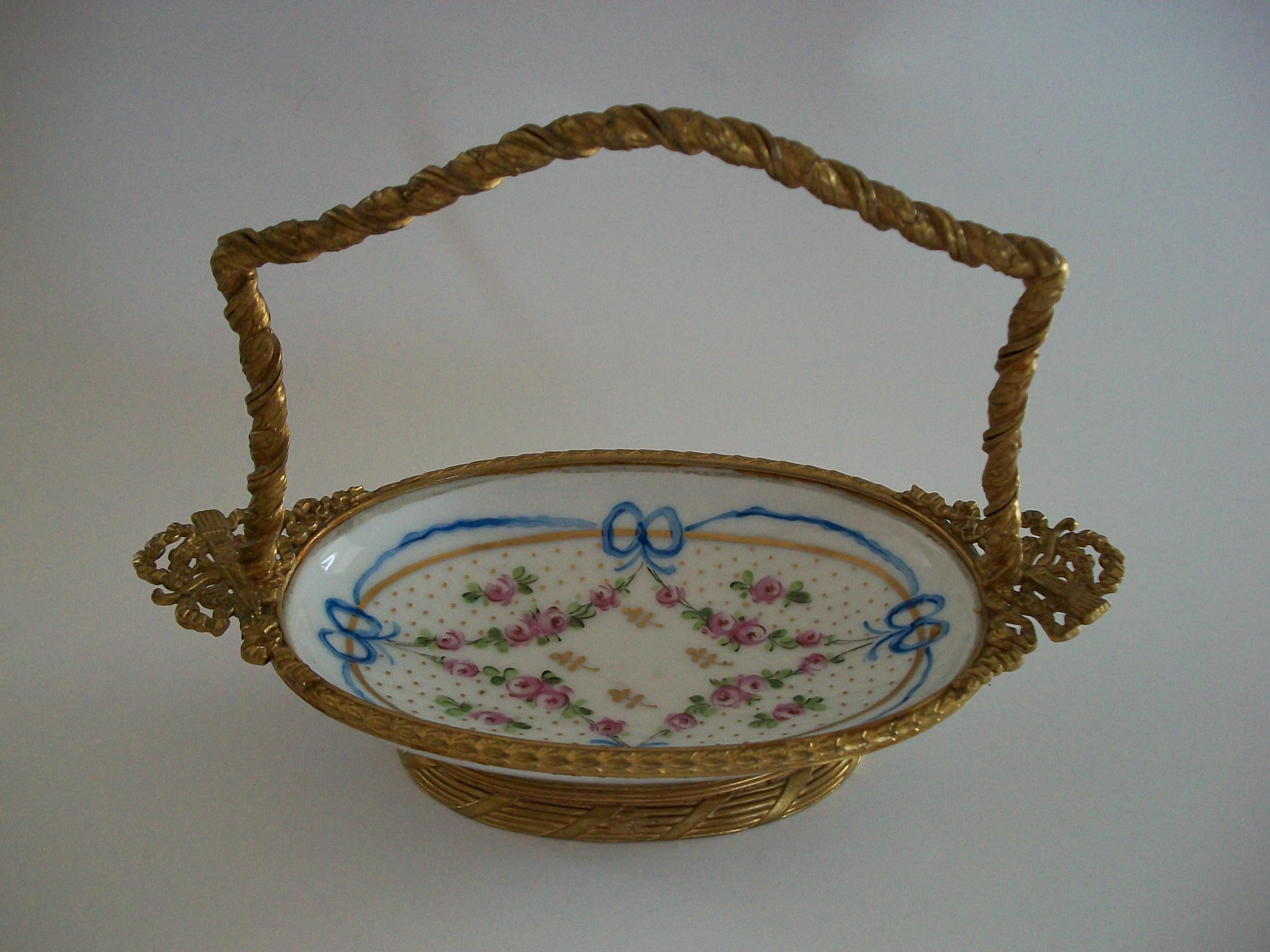 Antico cestino in porcellana e bronzo dorato in stile Sèvres - Francia - Fine XIX secolo in vendita 6