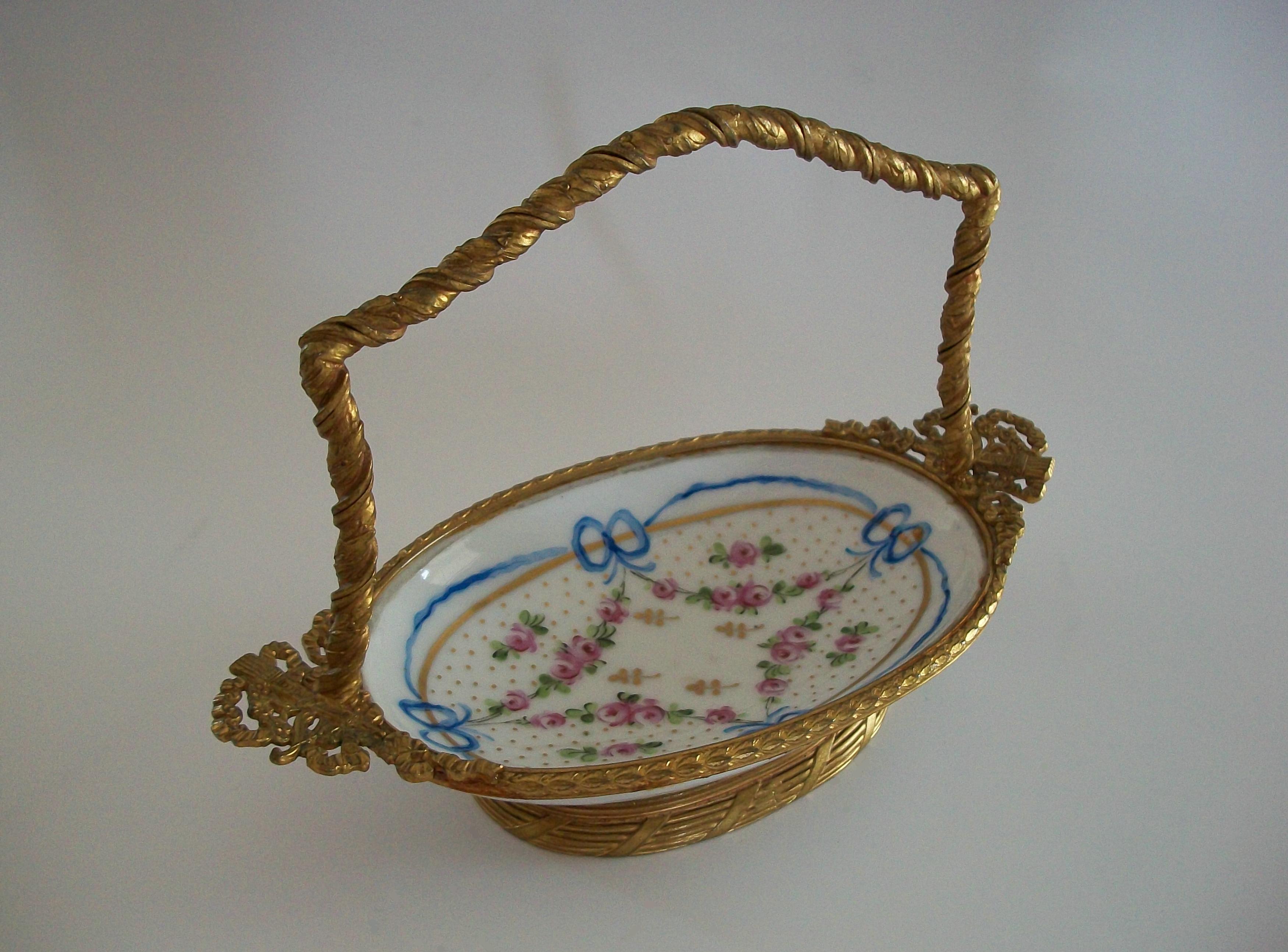 Antico cestino in porcellana e bronzo dorato in stile Sèvres - Francia - Fine XIX secolo in vendita 7