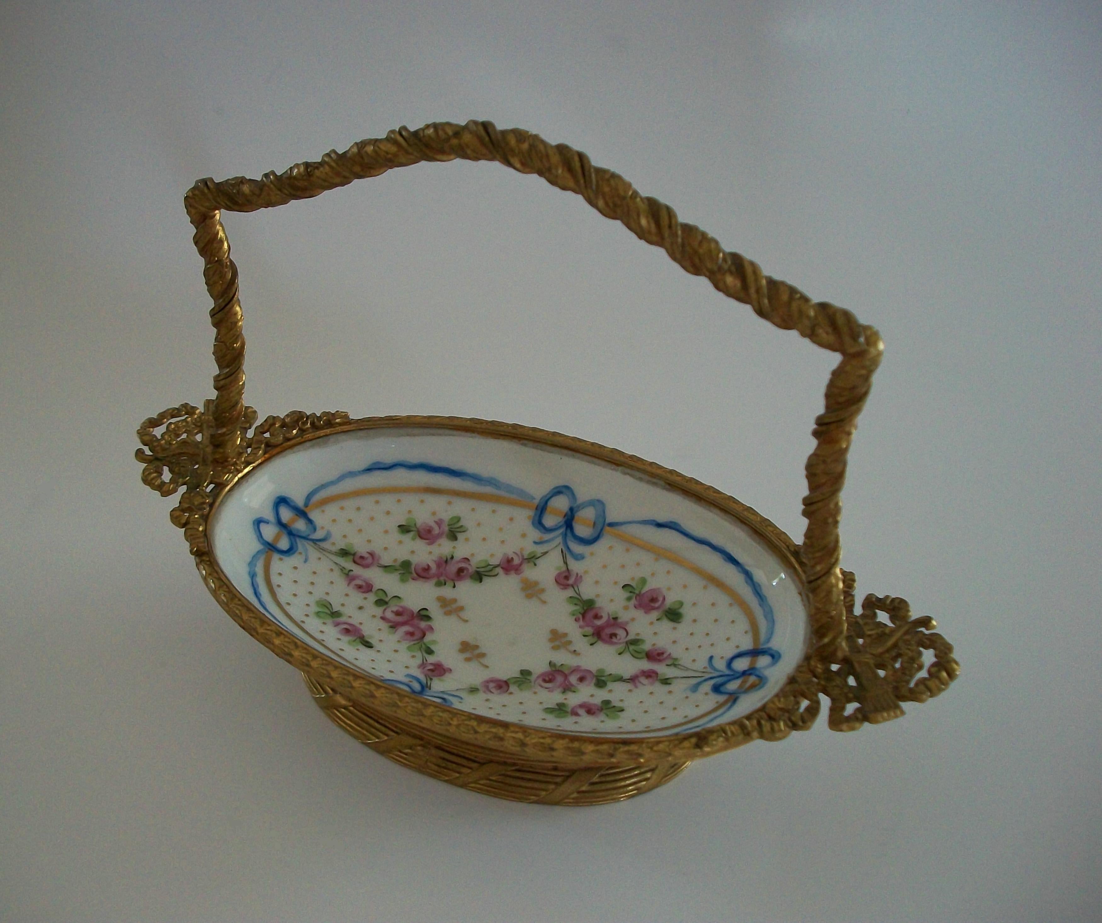 Antico cestino in porcellana e bronzo dorato in stile Sèvres - Francia - Fine XIX secolo in vendita 8