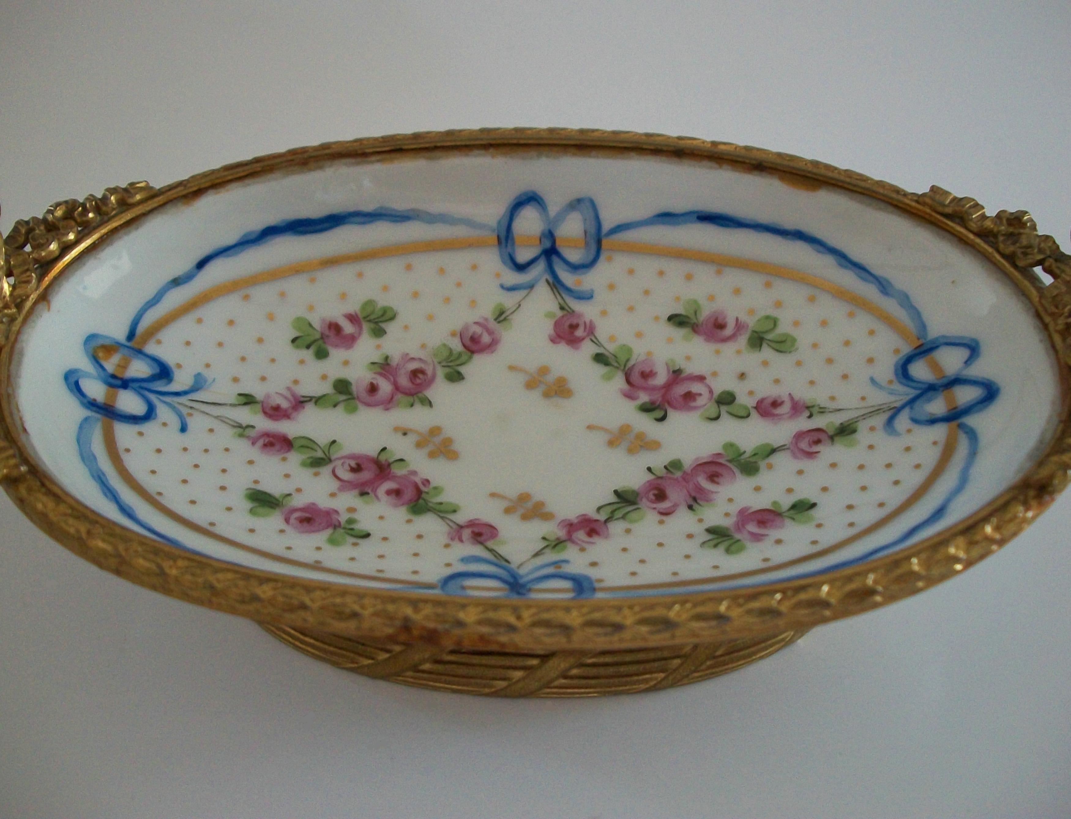 Antico cestino in porcellana e bronzo dorato in stile Sèvres - Francia - Fine XIX secolo in vendita 9