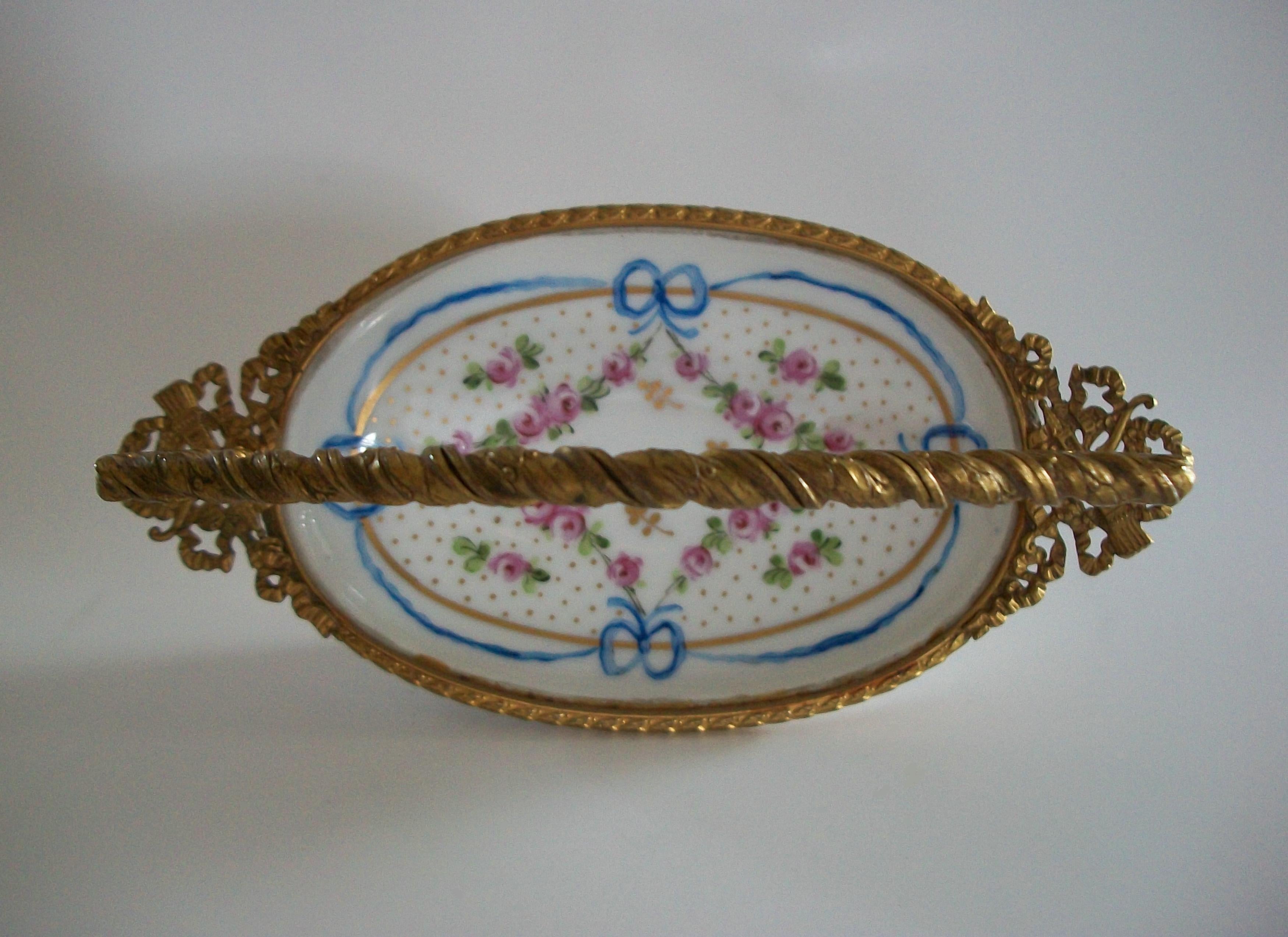 Antico cestino in porcellana e bronzo dorato in stile Sèvres - Francia - Fine XIX secolo in vendita 10