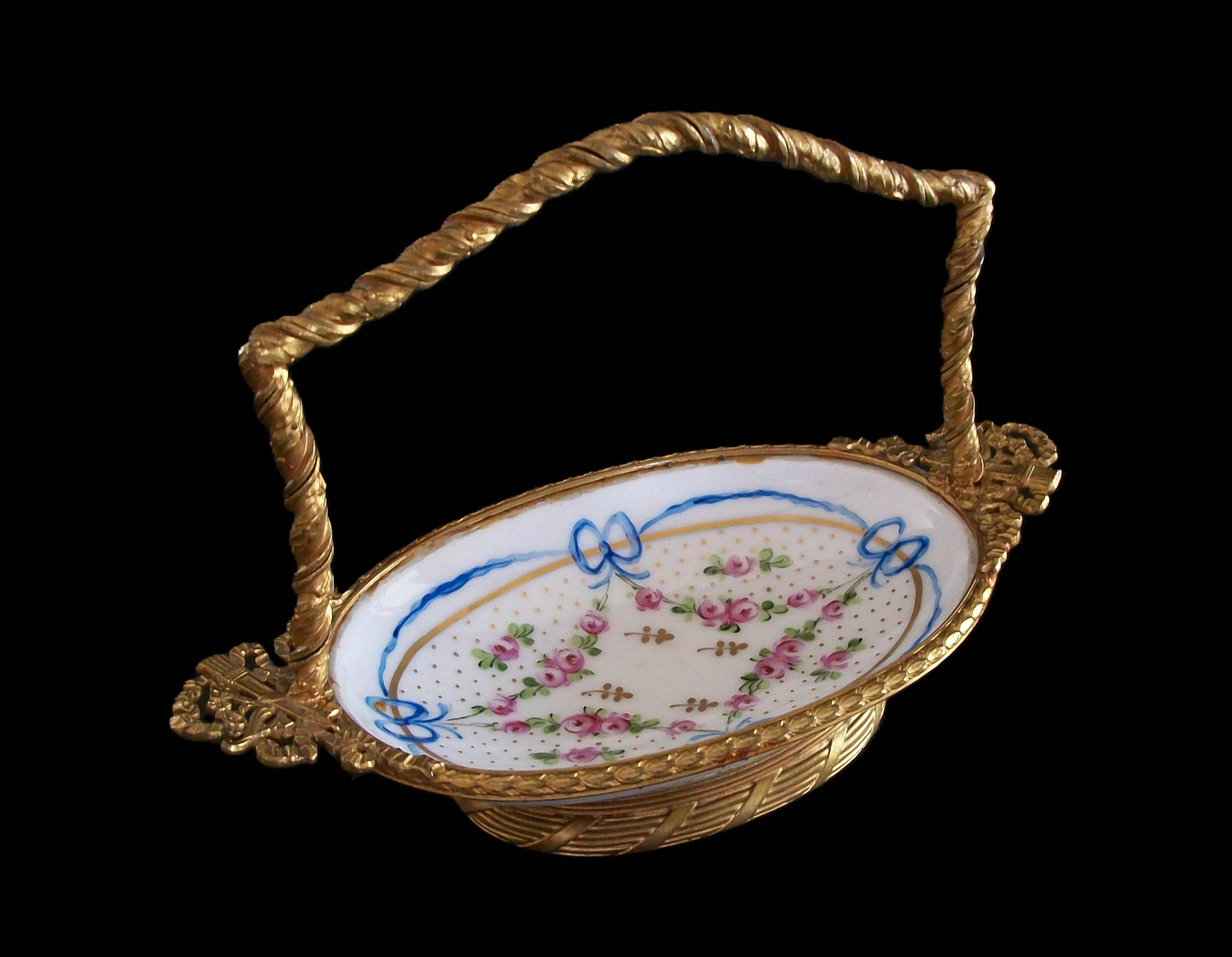 Antico cestino in stile Impero Revival Sèvres dipinto a mano con montature in bronzo dorato - presenta ghirlande floreali rosa e nastri blu sulla porcellana con rametti dipinti in oro, punti e una singola linea dorata che corre lungo il perimetro -