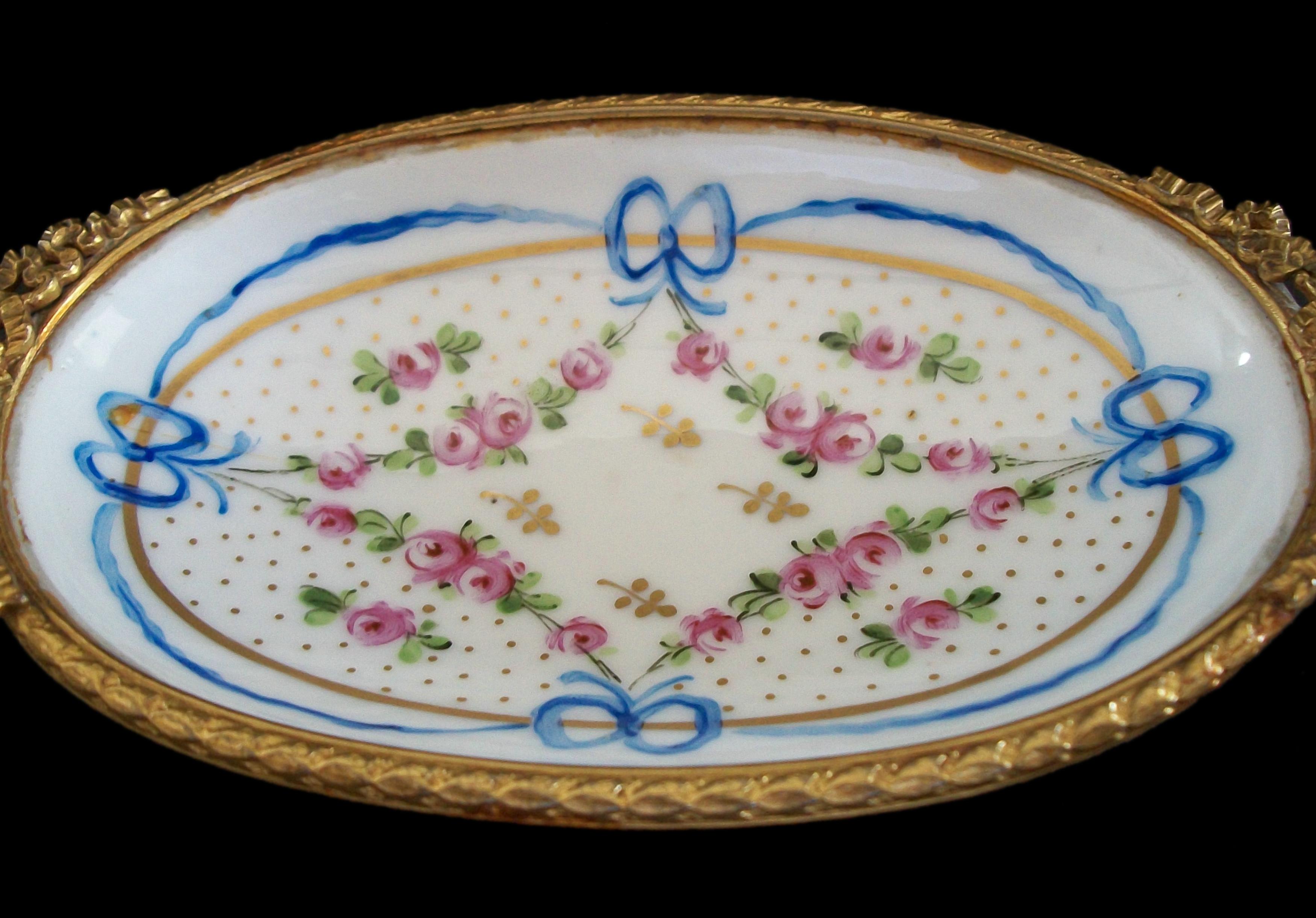 Neoimpero Antico cestino in porcellana e bronzo dorato in stile Sèvres - Francia - Fine XIX secolo in vendita