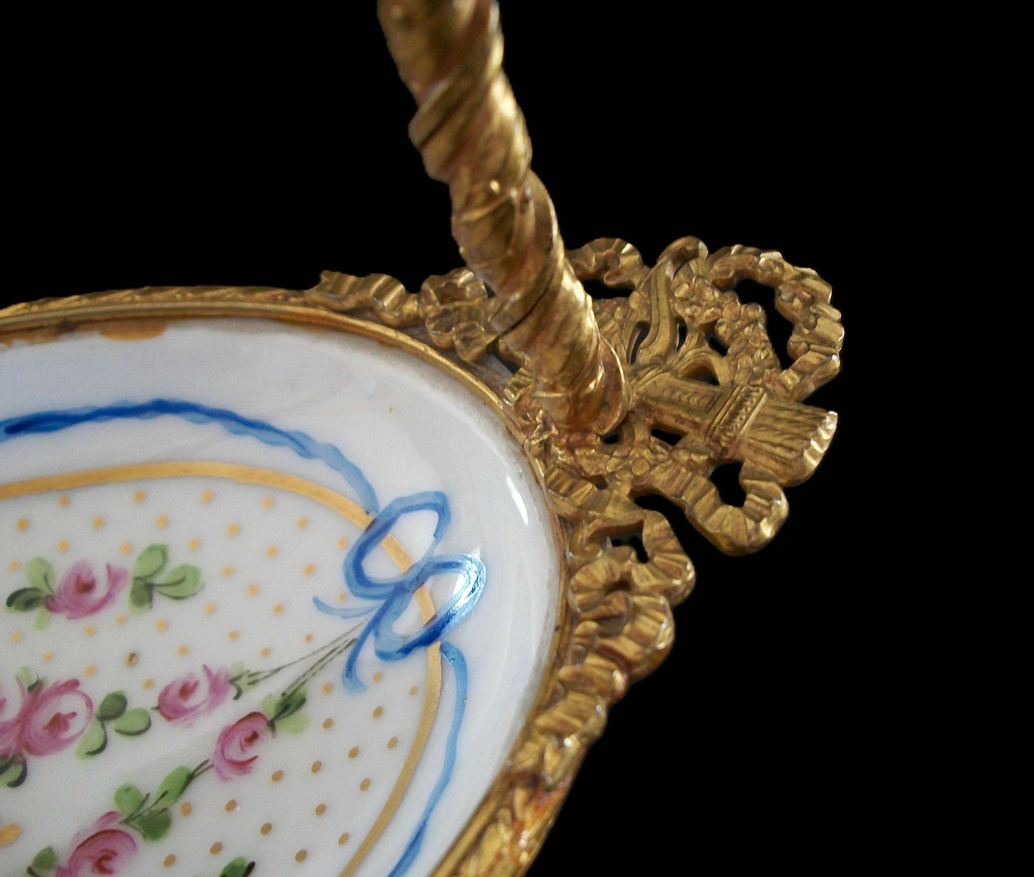 Francese Antico cestino in porcellana e bronzo dorato in stile Sèvres - Francia - Fine XIX secolo in vendita