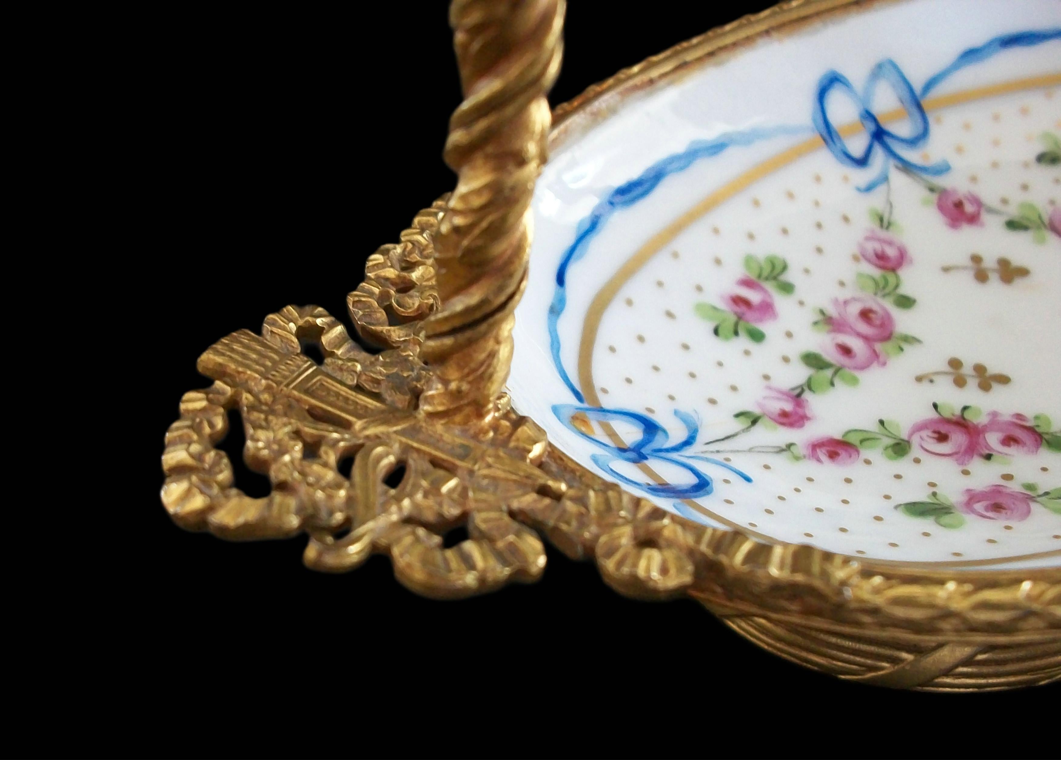 Calco Antico cestino in porcellana e bronzo dorato in stile Sèvres - Francia - Fine XIX secolo in vendita