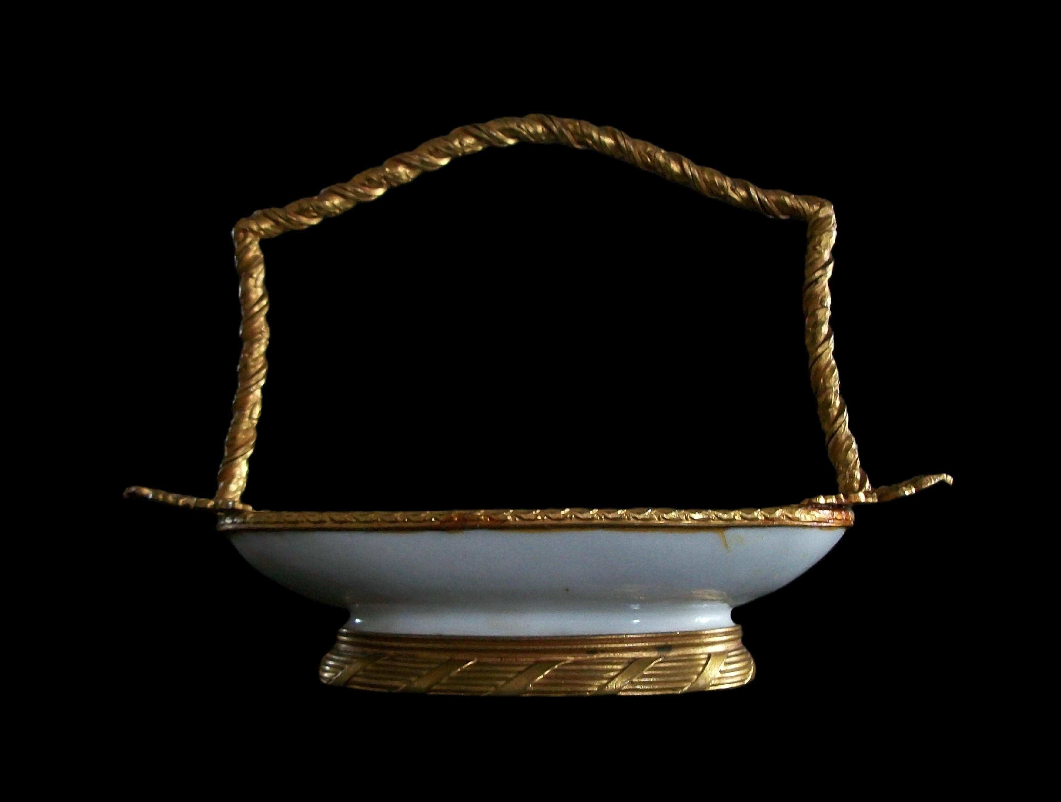 Antico cestino in porcellana e bronzo dorato in stile Sèvres - Francia - Fine XIX secolo In condizioni buone in vendita a Chatham, ON