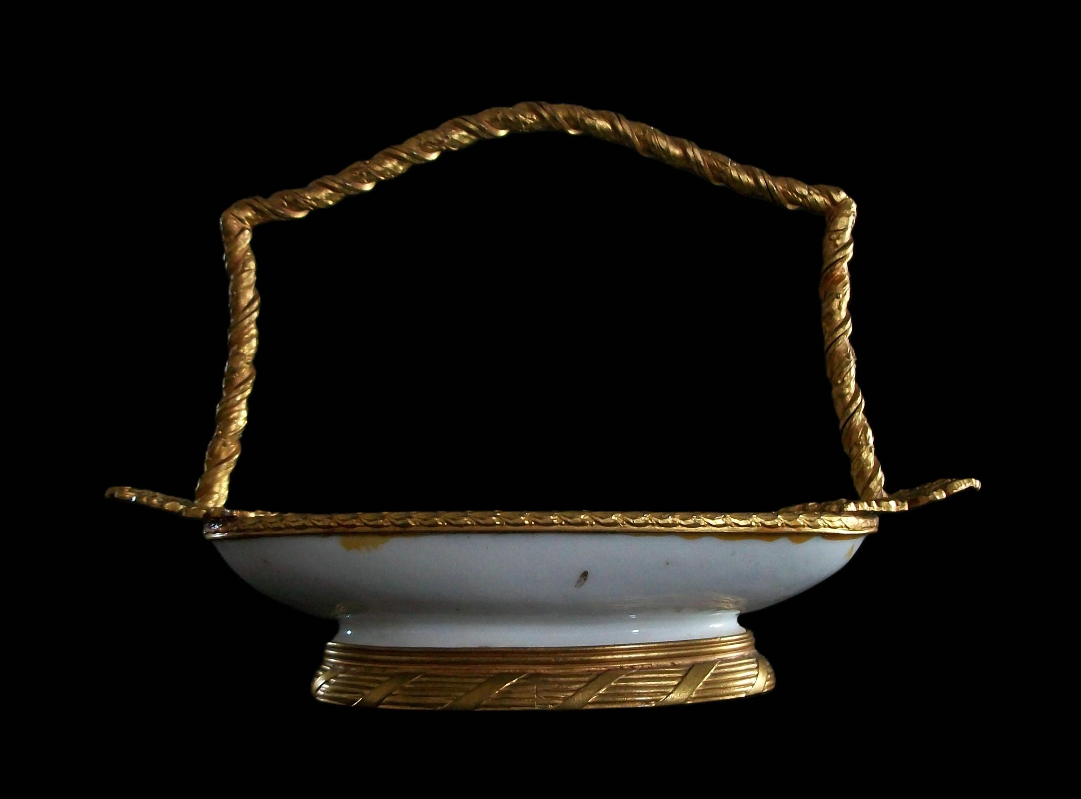 Bronzo Antico cestino in porcellana e bronzo dorato in stile Sèvres - Francia - Fine XIX secolo in vendita