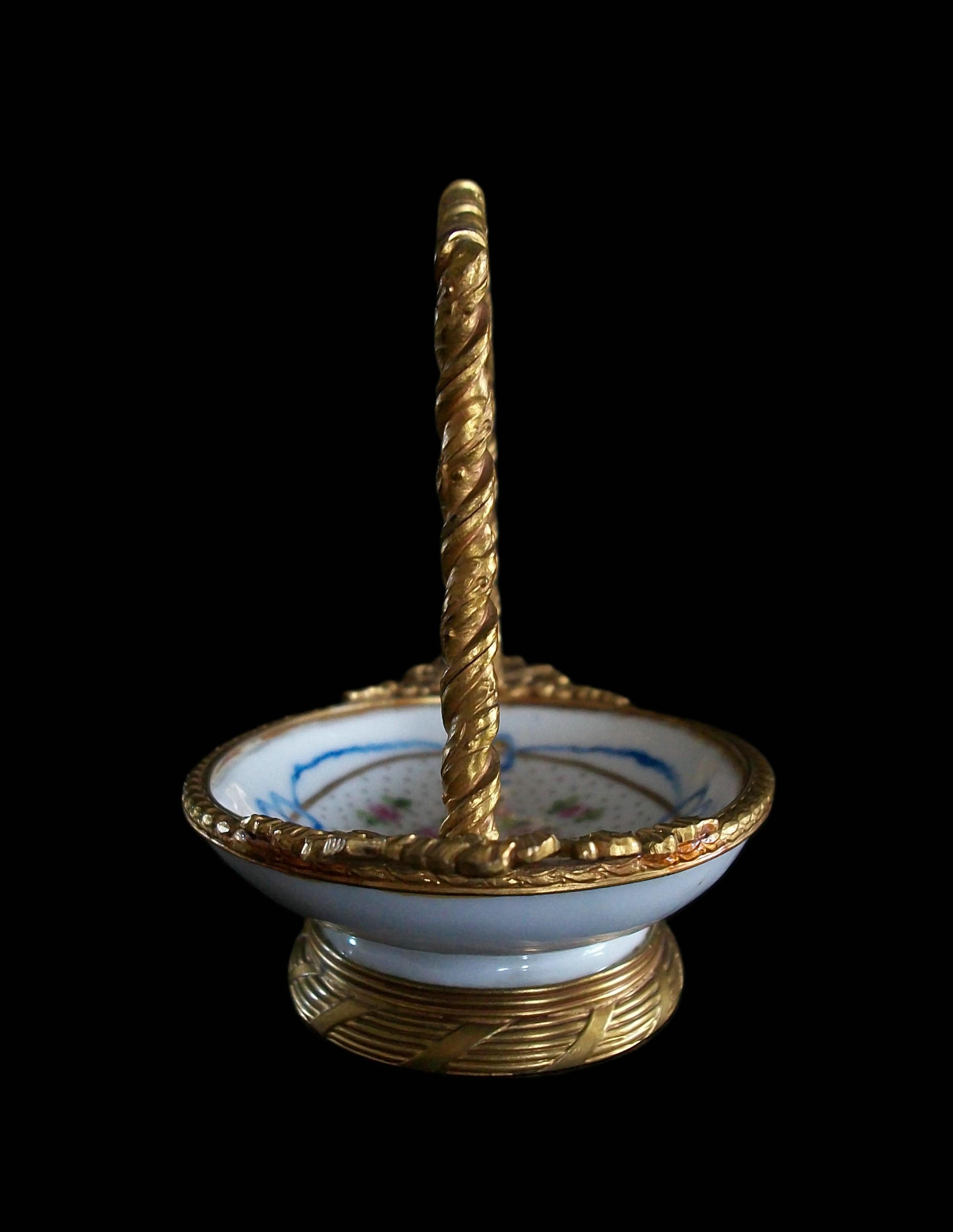 Antico cestino in porcellana e bronzo dorato in stile Sèvres - Francia - Fine XIX secolo in vendita 1