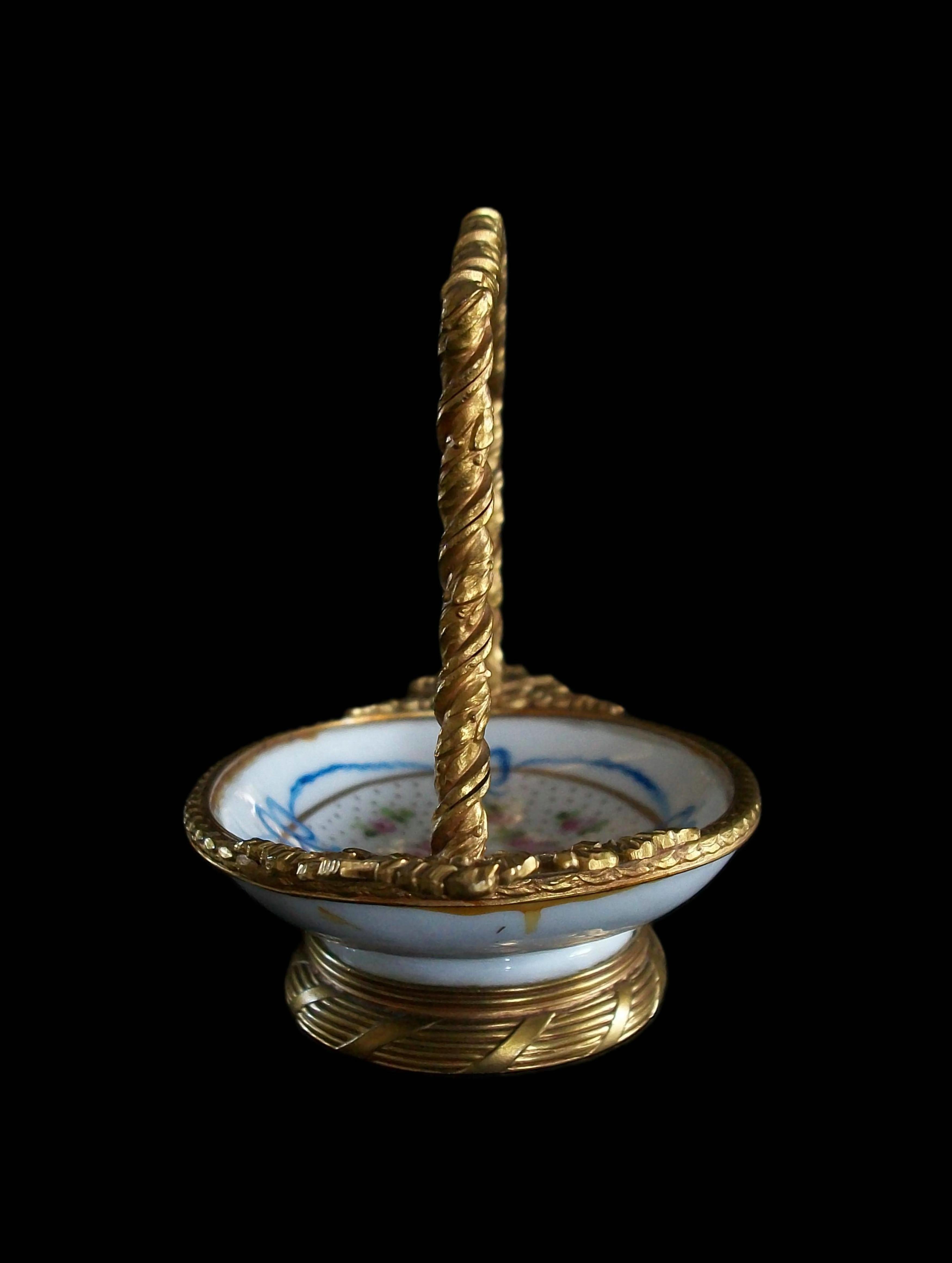 Antico cestino in porcellana e bronzo dorato in stile Sèvres - Francia - Fine XIX secolo in vendita 2