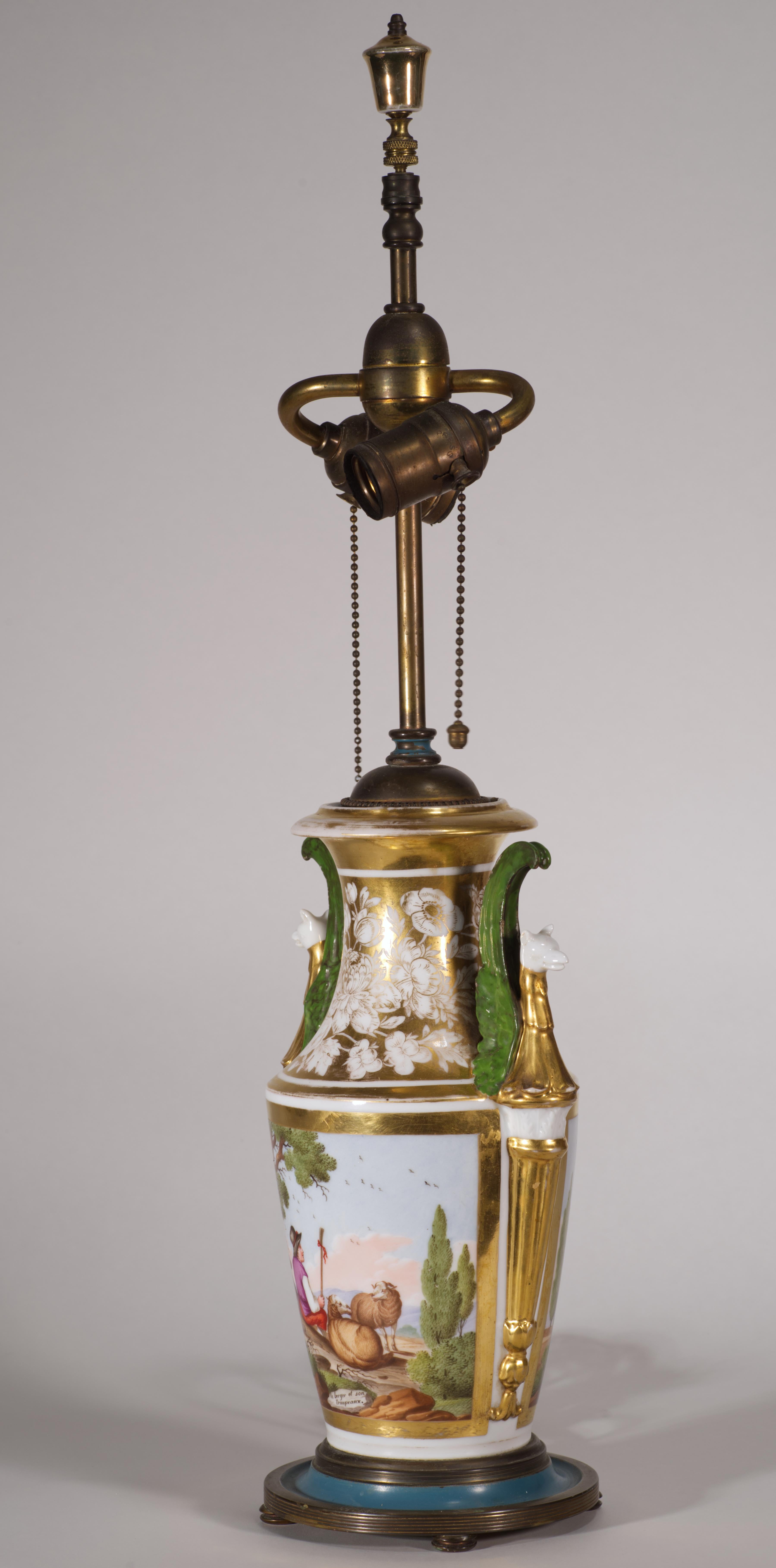 Ancienne lampe de table Urne en porcelaine peinte à la main et dorée, style Sèvres en vente 2