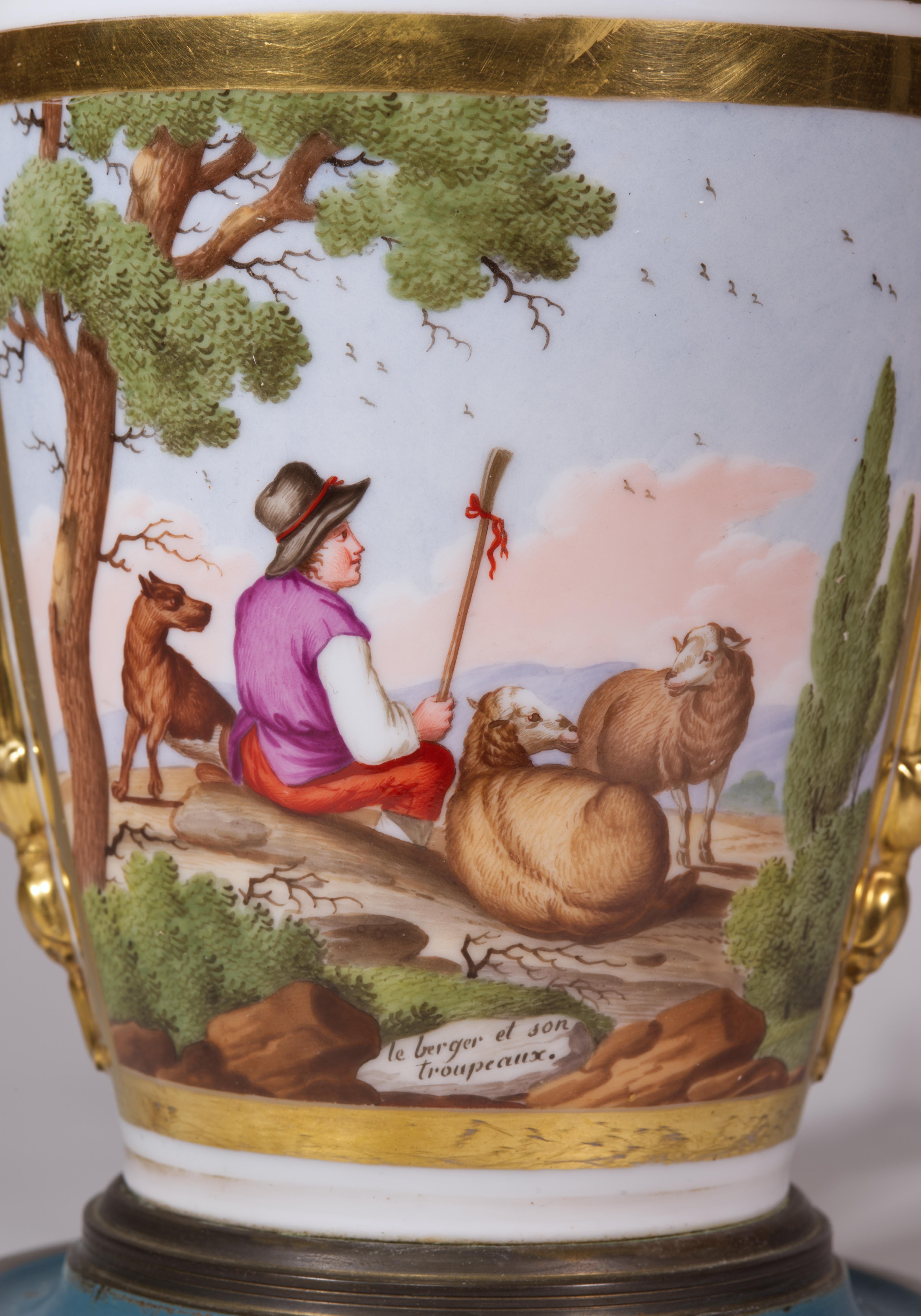 Ancienne lampe de table Urne en porcelaine peinte à la main et dorée, style Sèvres en vente 3
