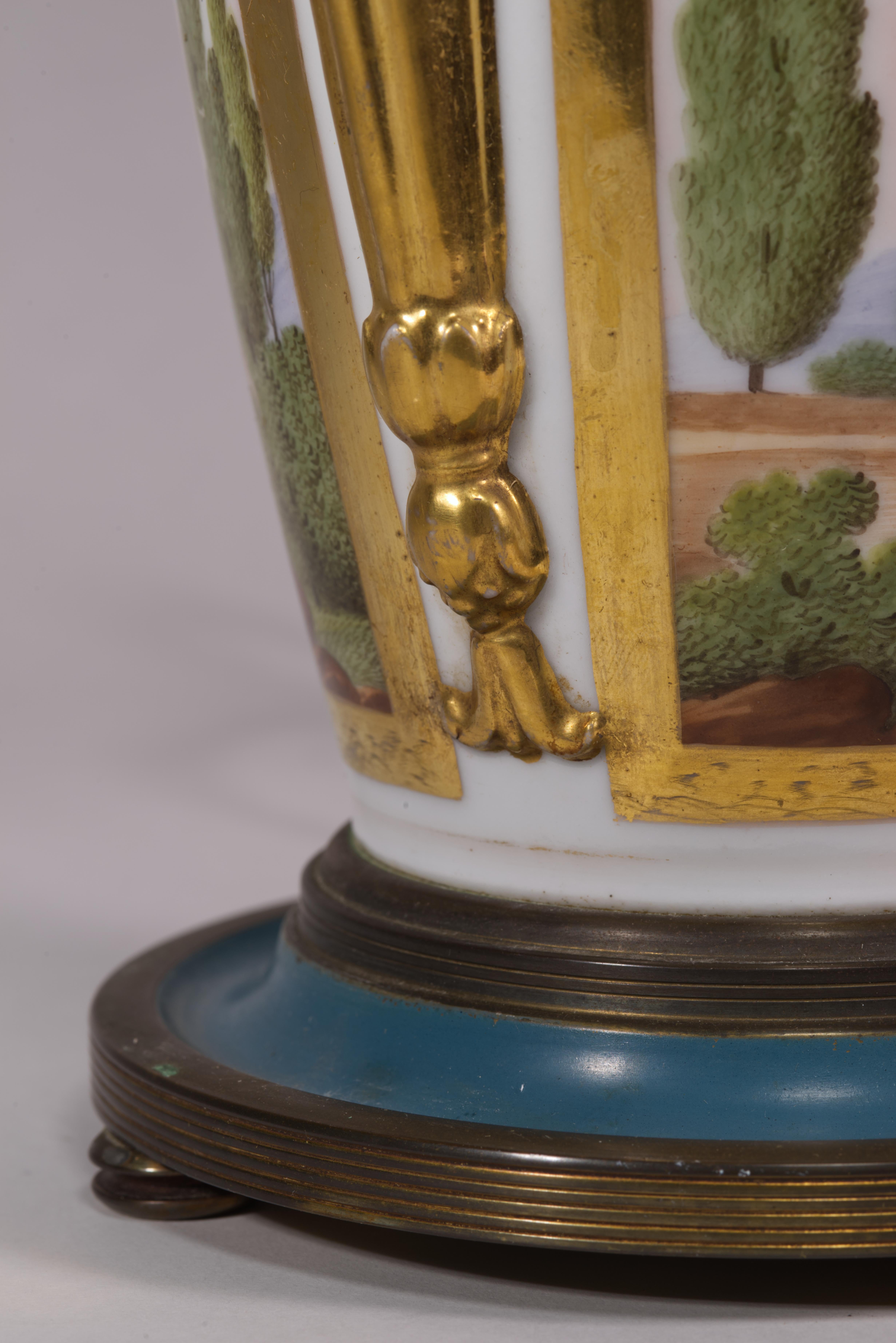 Ancienne lampe de table Urne en porcelaine peinte à la main et dorée, style Sèvres en vente 6